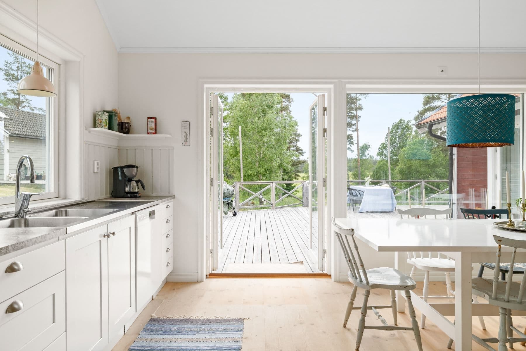 Köket med vy ut mot altanen