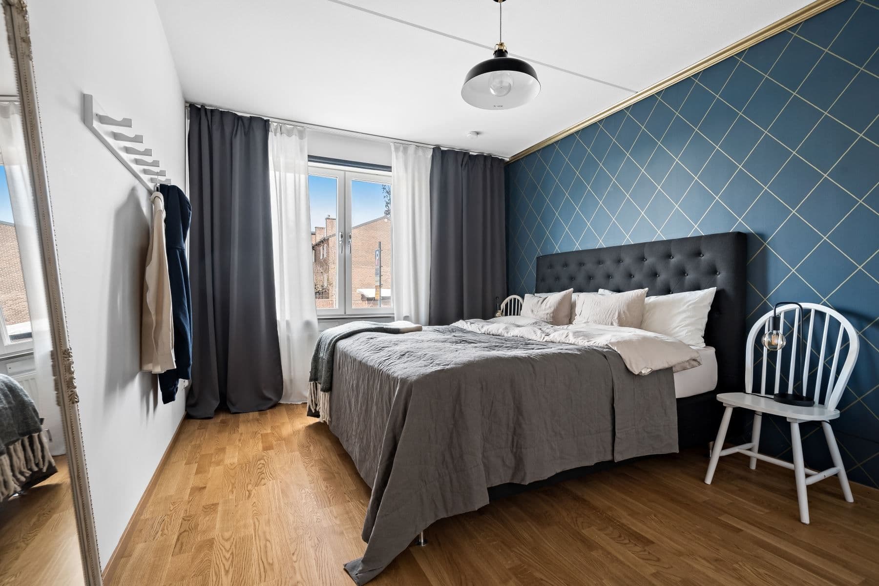 Generöst vardagsrum med skjutdörrsgarderober