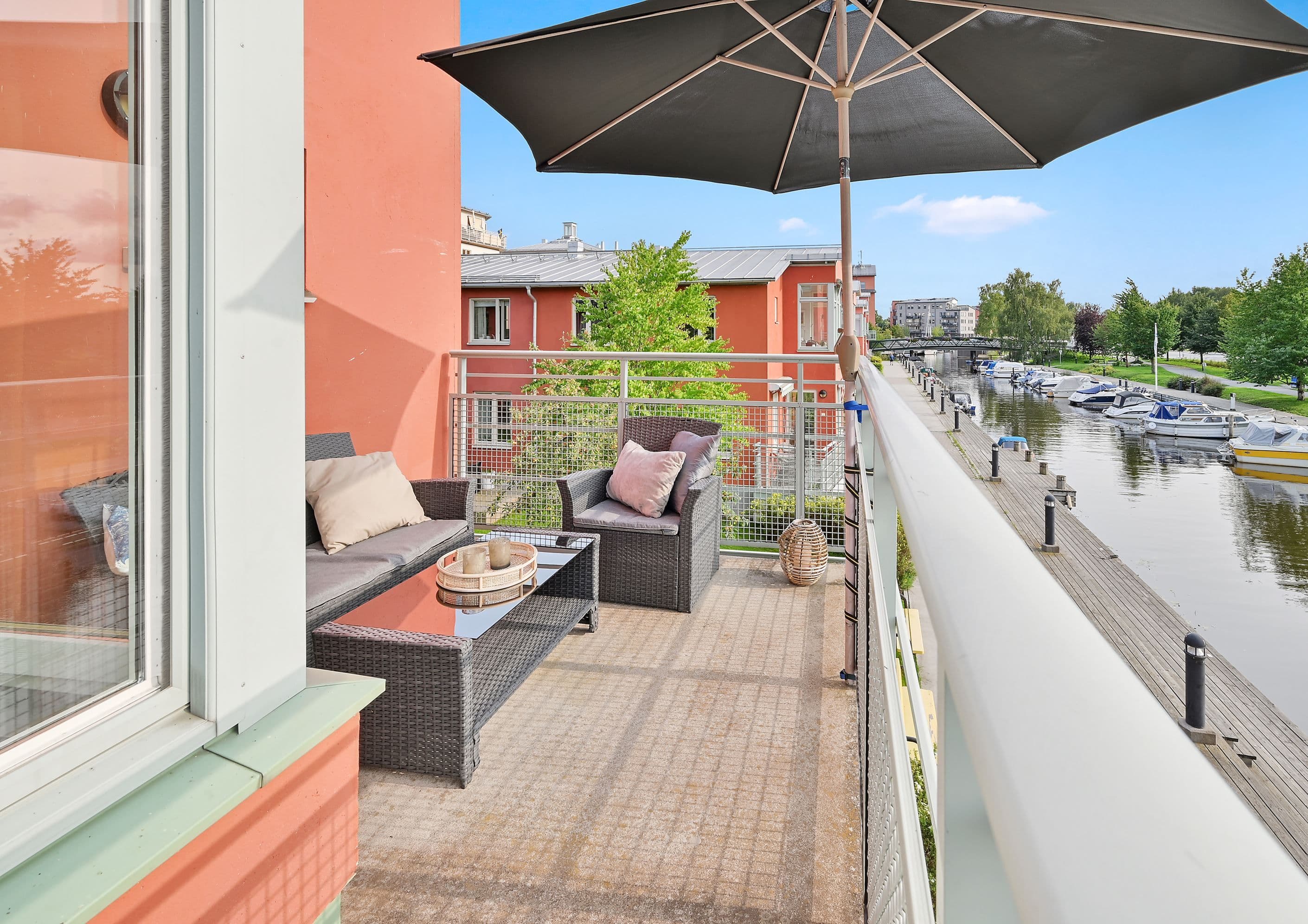 Stor balkong med plats för loungegrupp