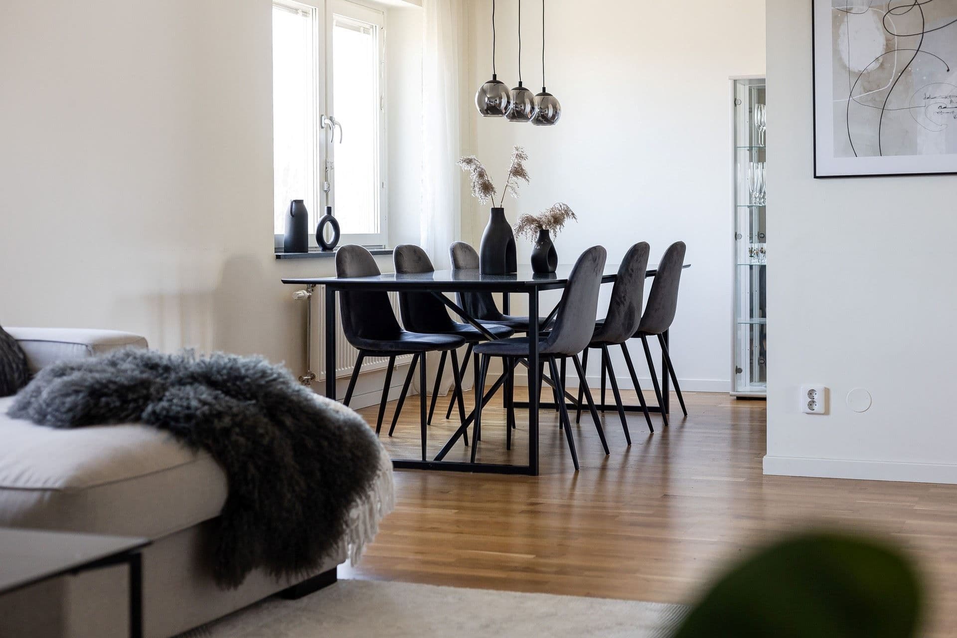 Naturlig matplats vid fönstret