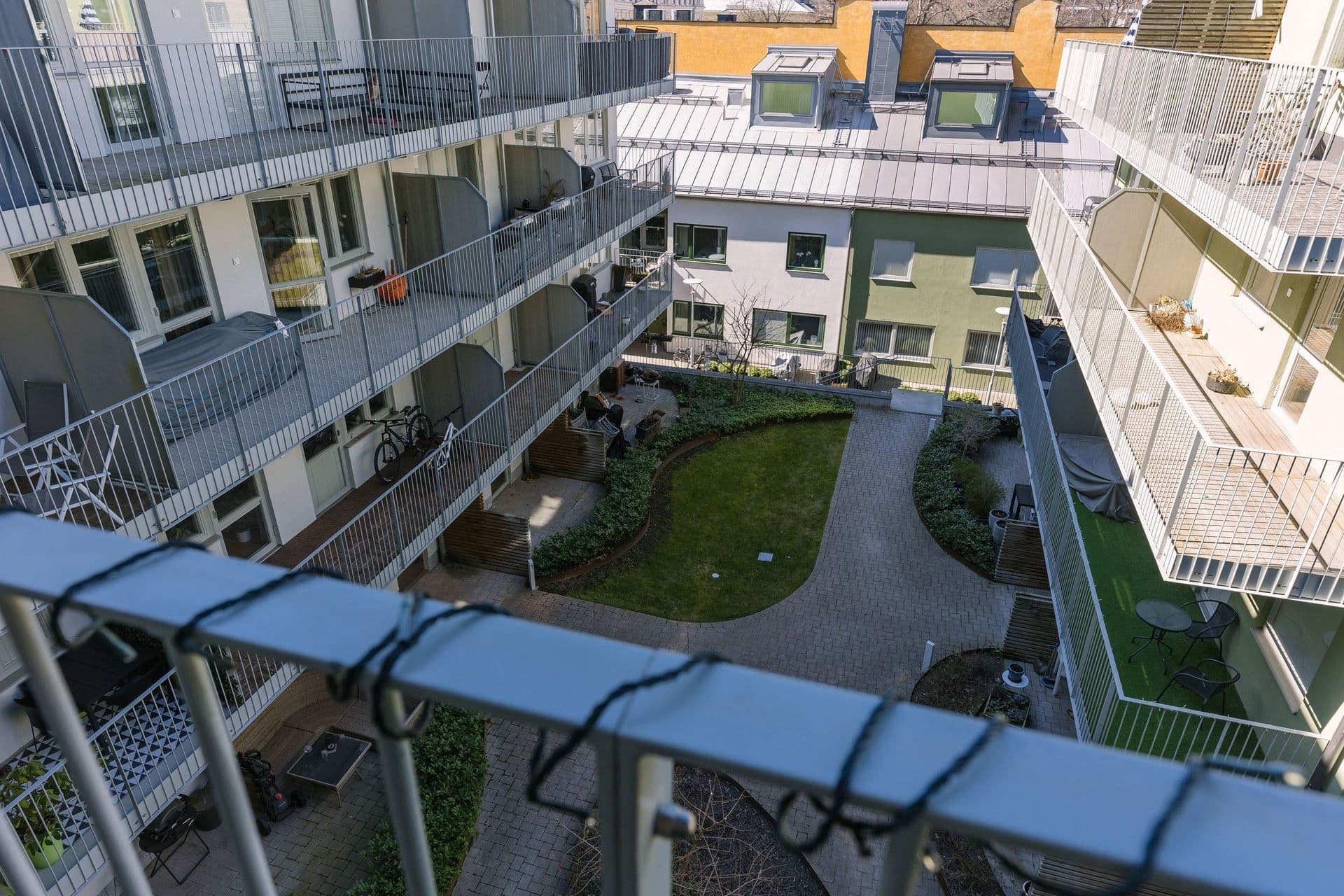 Utsikten ifrån balkongen ned mot innergården