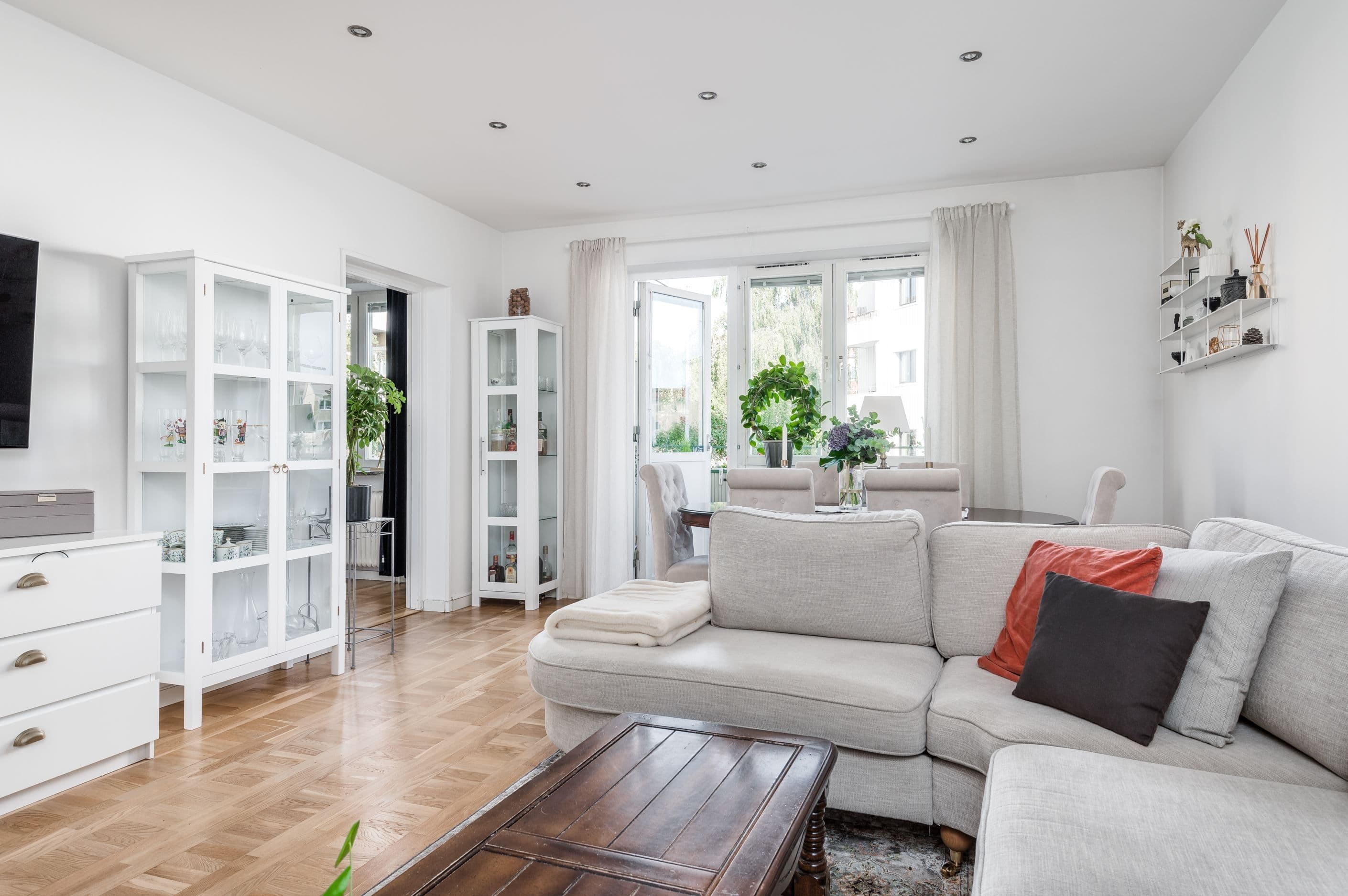Från vardagsrummet når du bostadens balkong