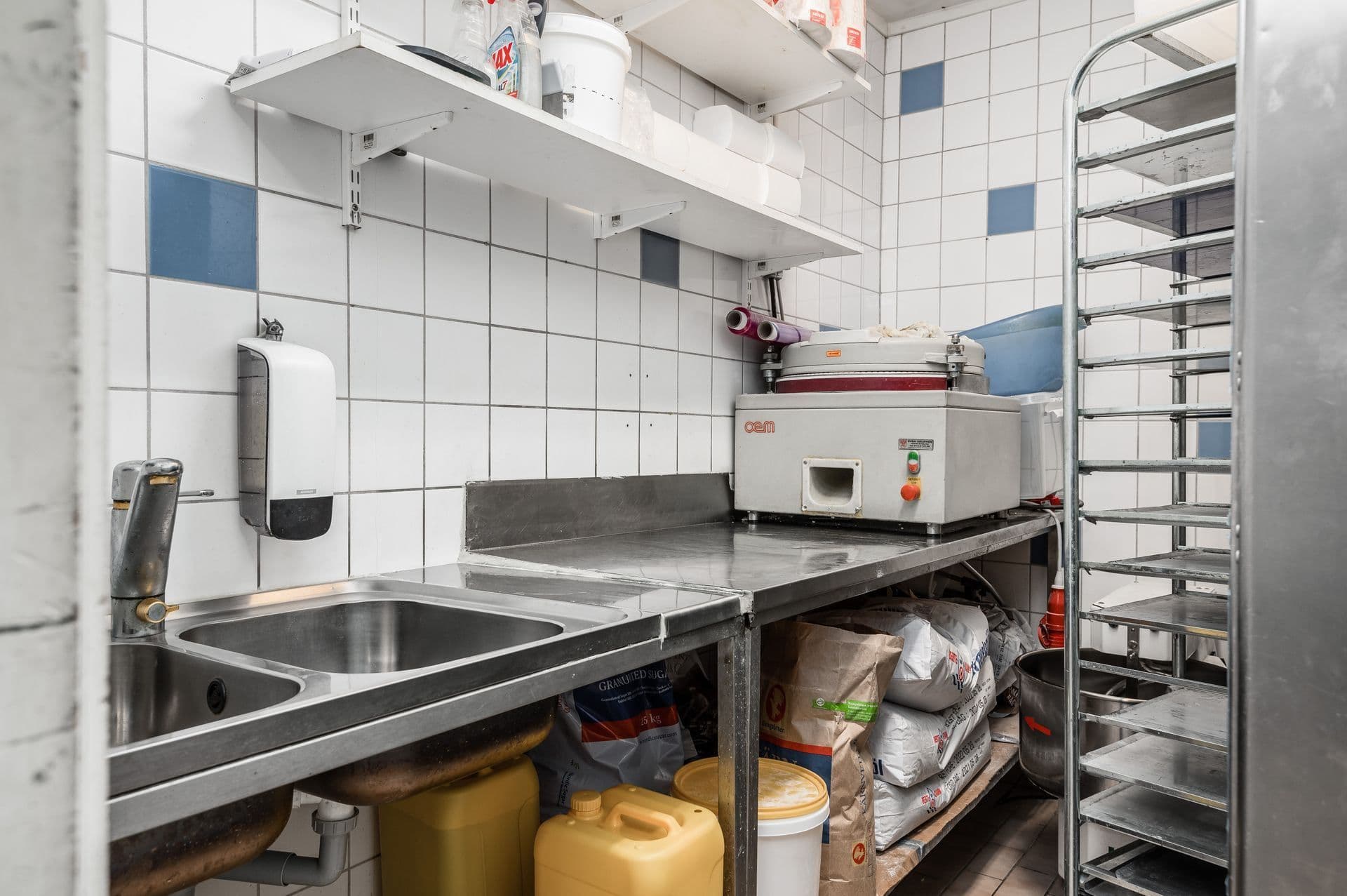 Diskbänk med förvaring under