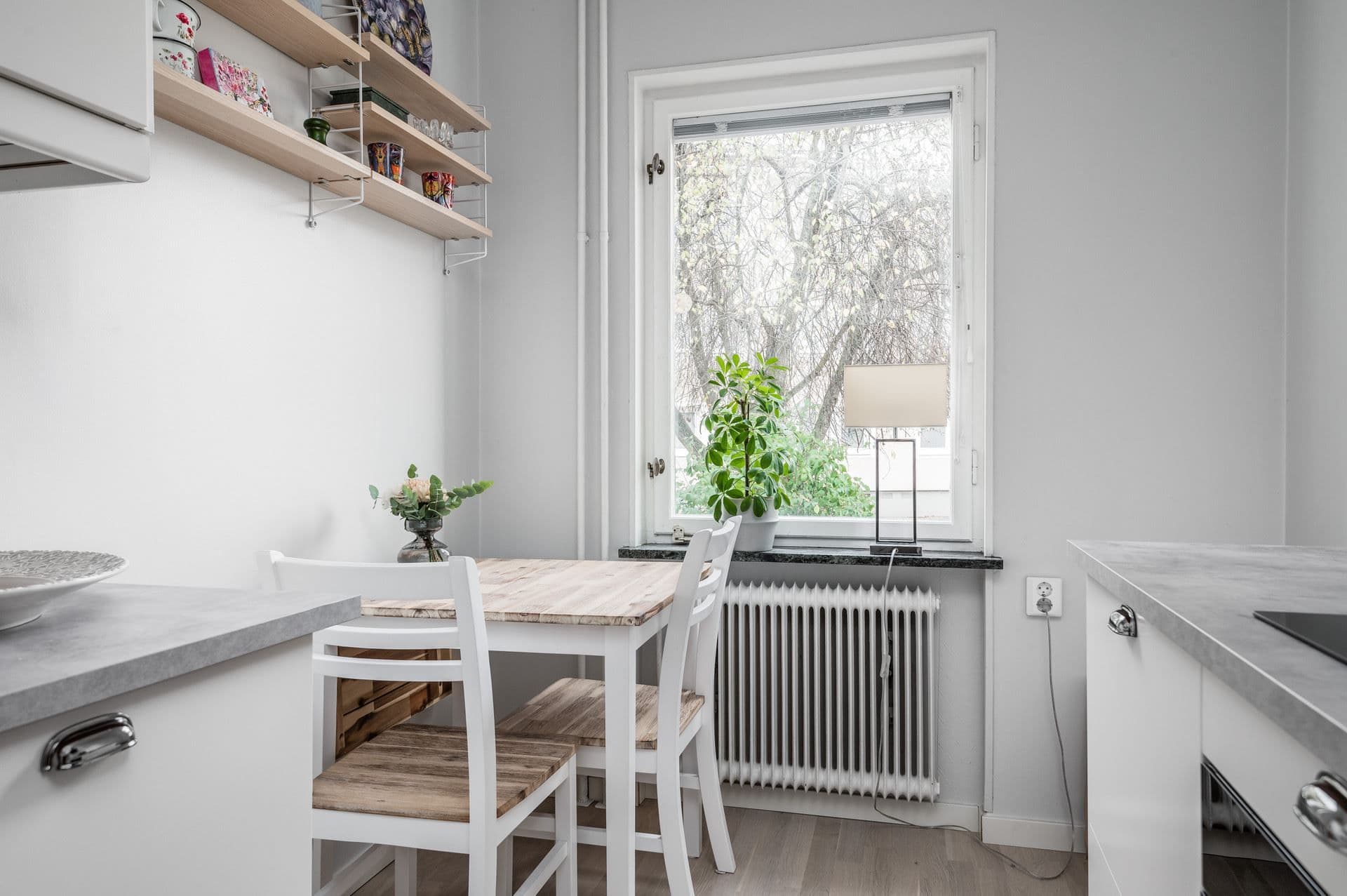 Matplats vid kökets fönster