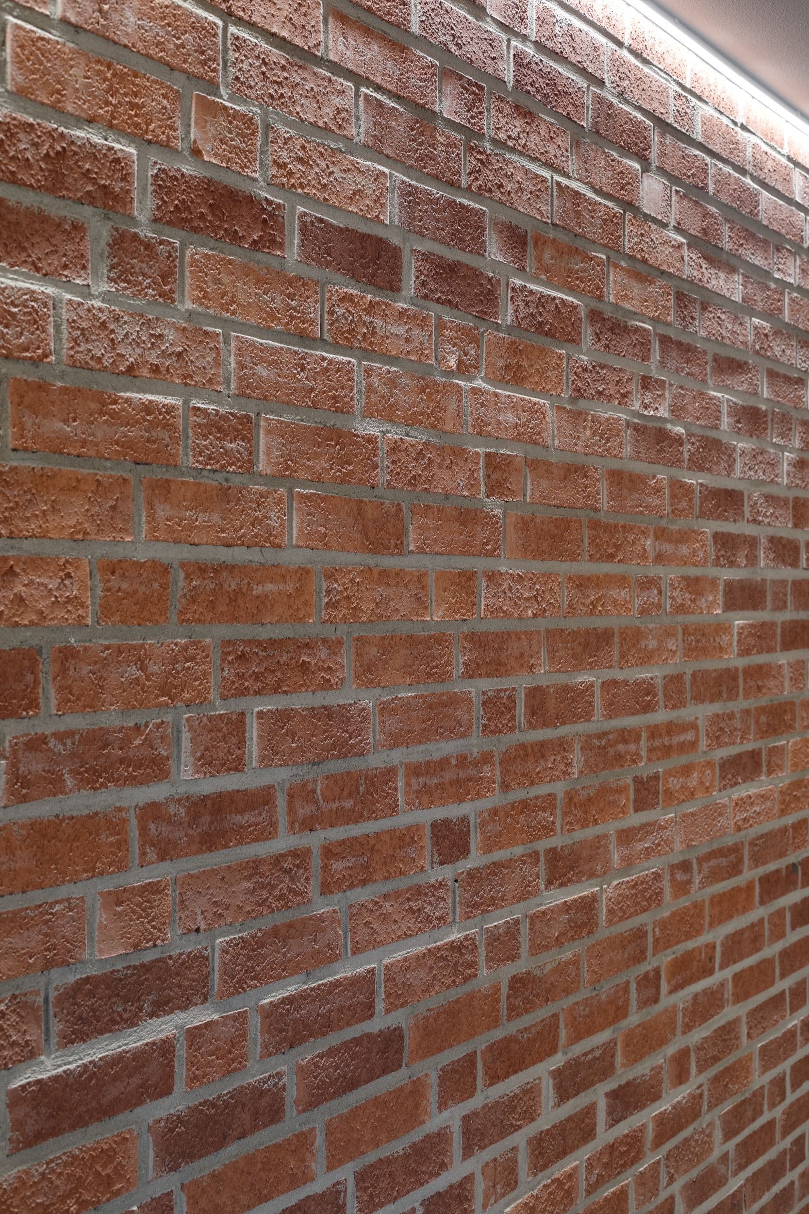Original tegelvägg med belysning, riktigt fin detalj!