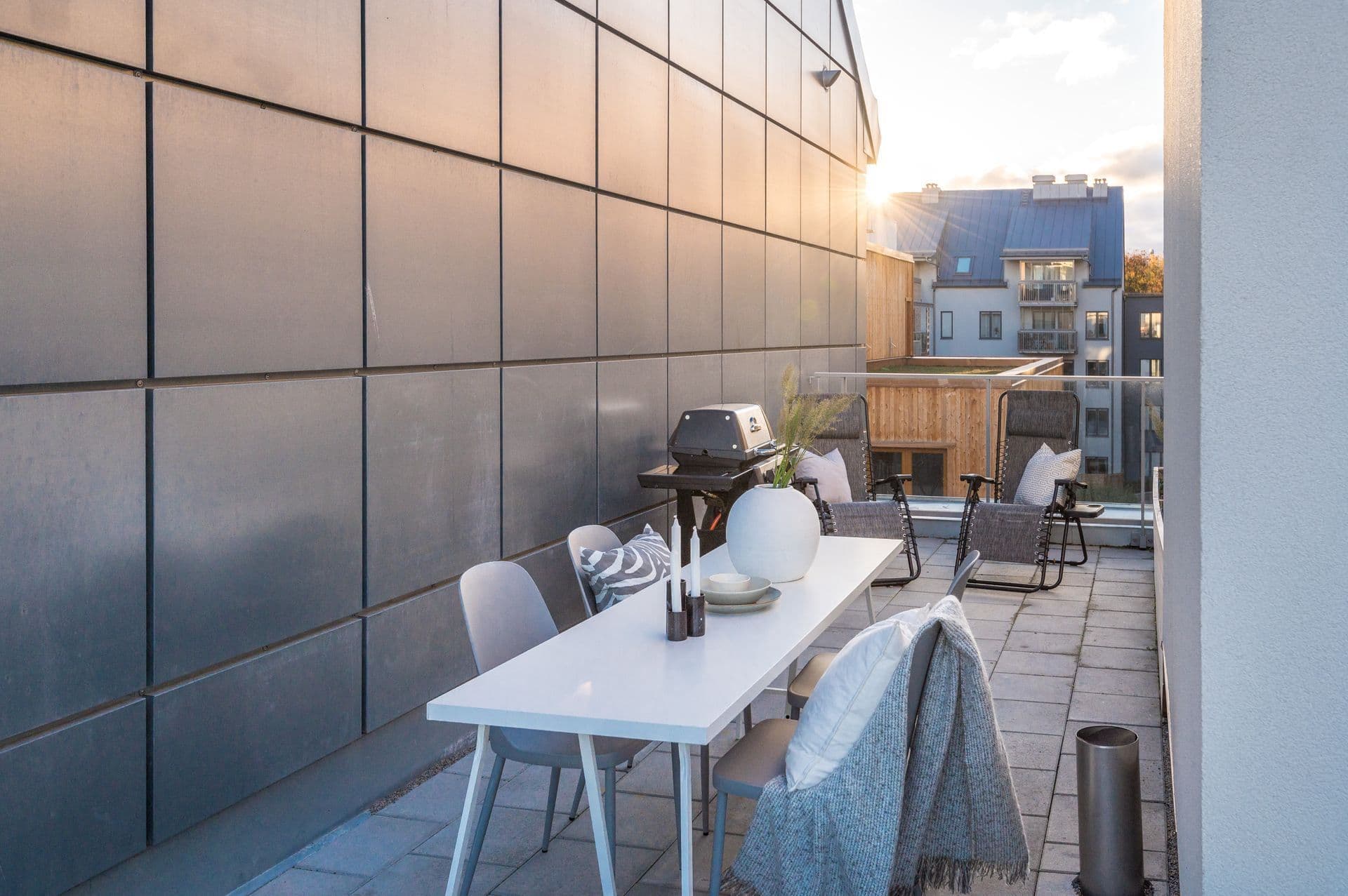 Fantastisk takterrass med plats för både loungegrupp, matbord och solstolar