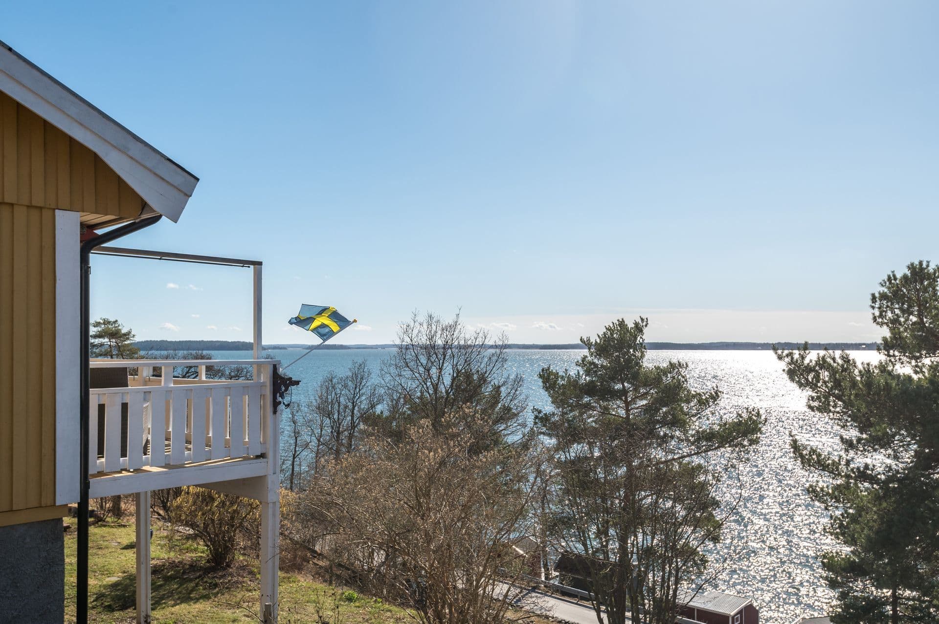 Även infarten till huset har betingats med vacker utsikt