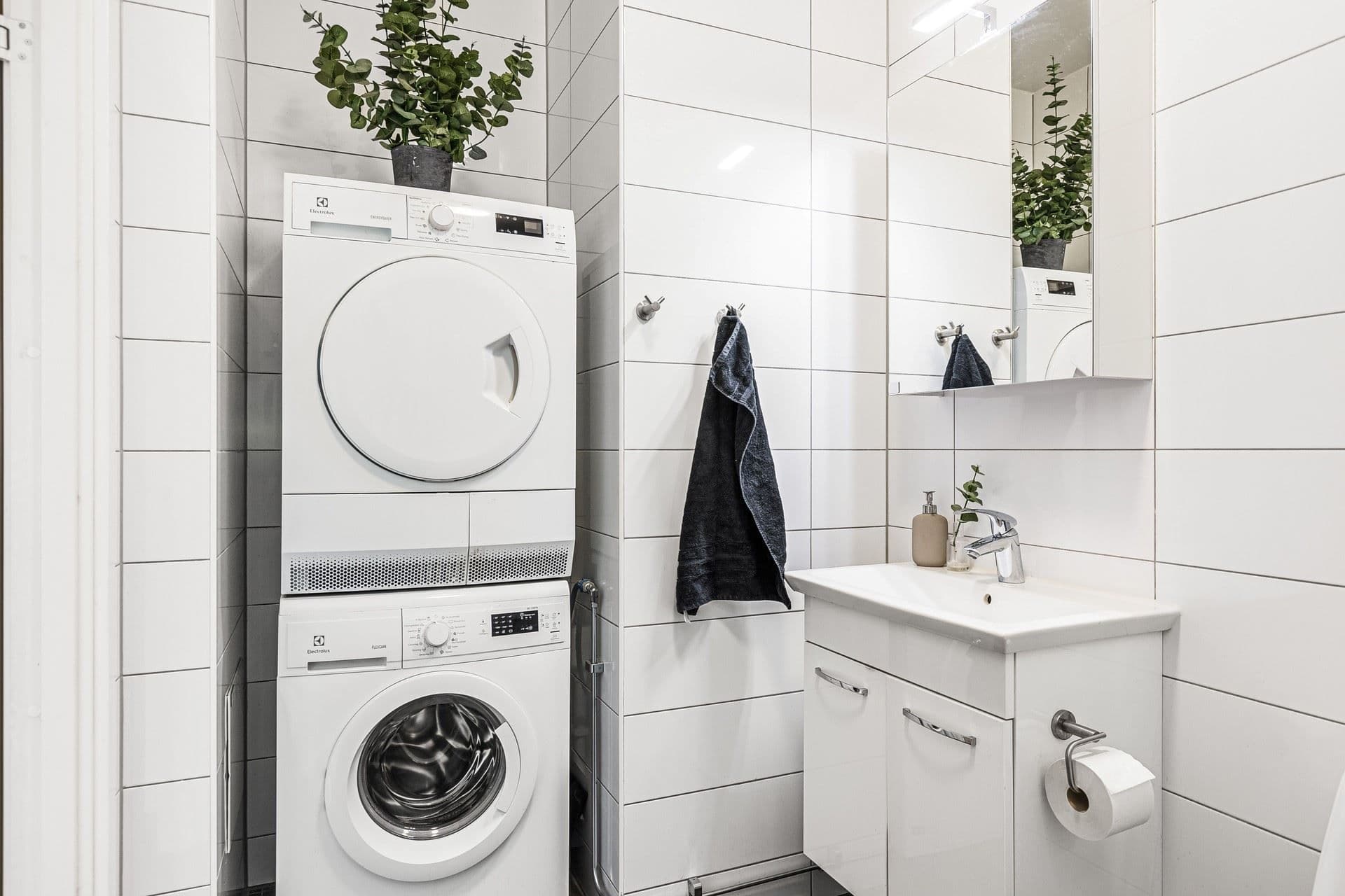 I badrummet finns också tvättmaskin och torktumlare
