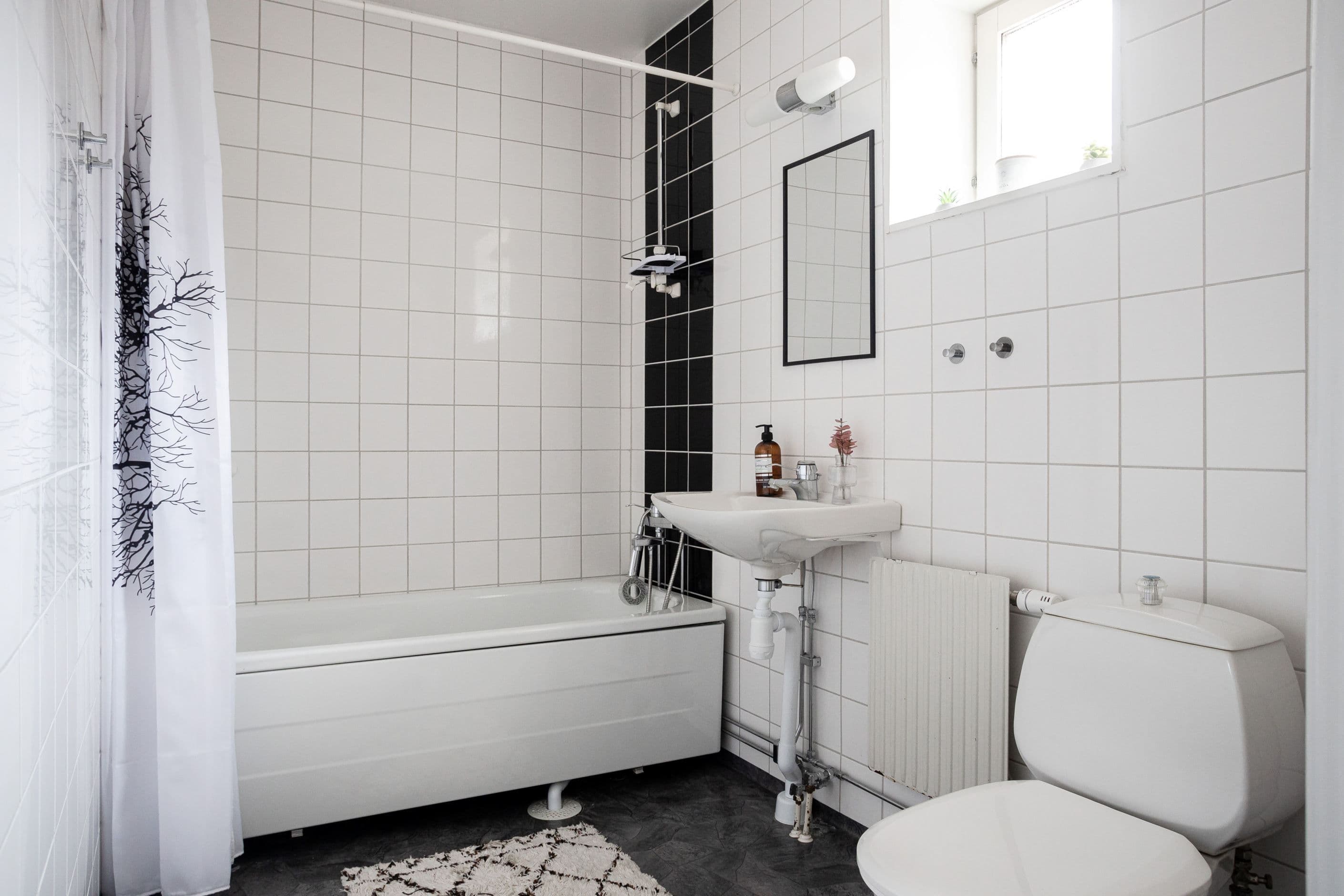 Badrum med badkar, på övre plan