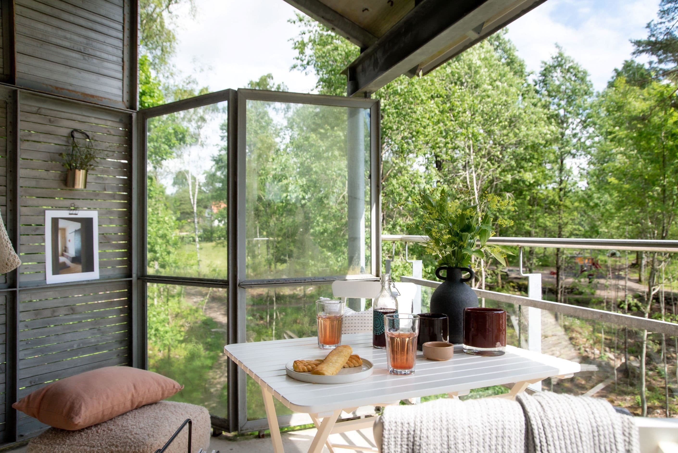 Du har en rymlig balkong mot morgonsolen