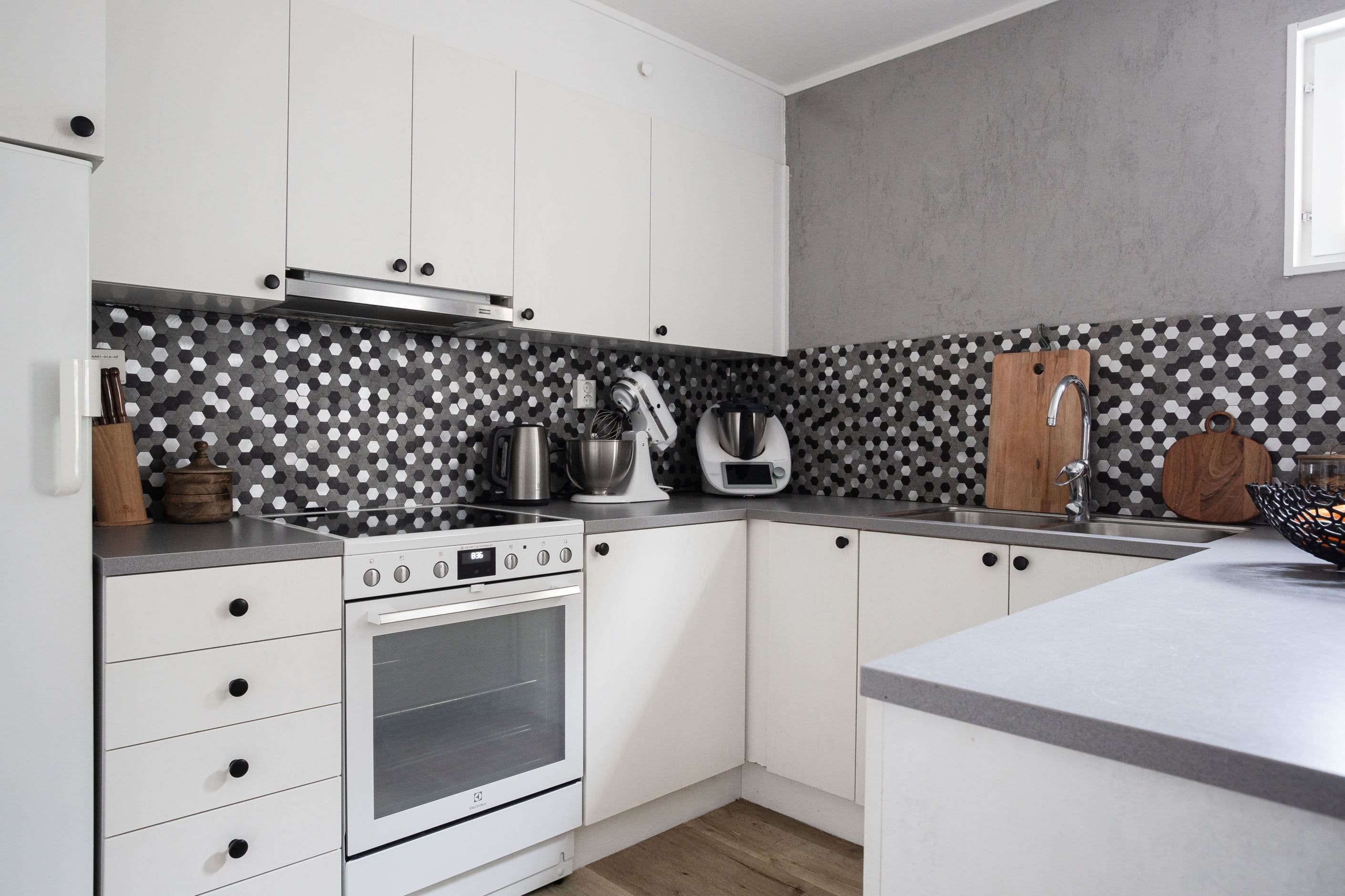 Trivsamt kök med plats för matbord