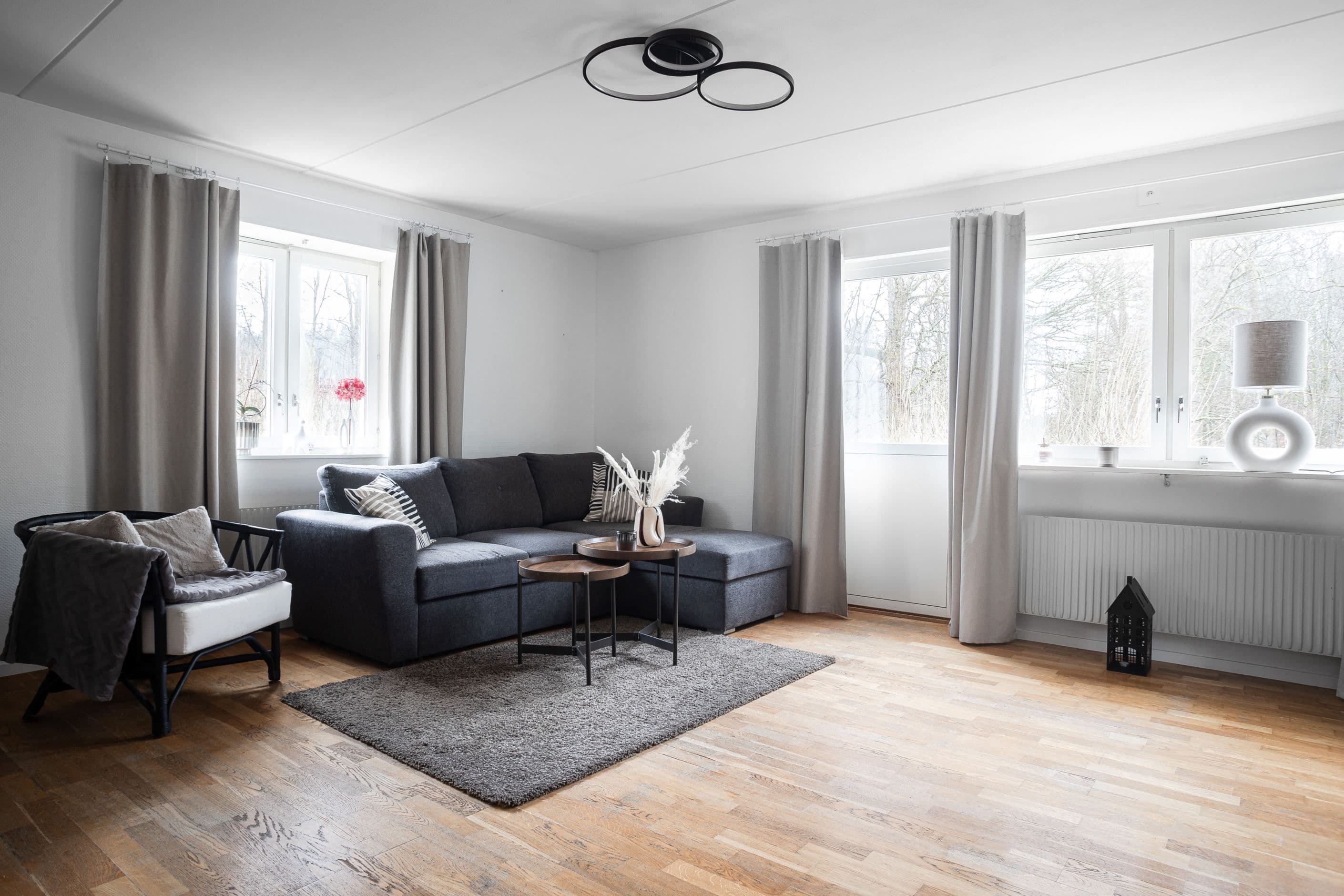 Vardagsrummet är ett hörnrum med fint ljusflöde och utgång till altanen