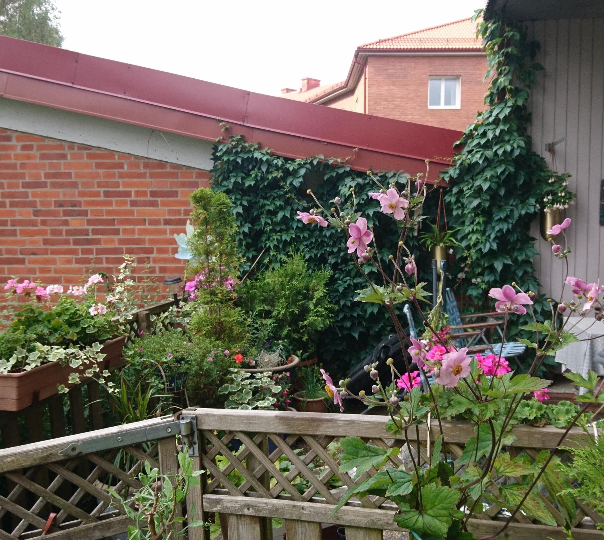 Säljarens egen bild på den lummiga uteplatsen