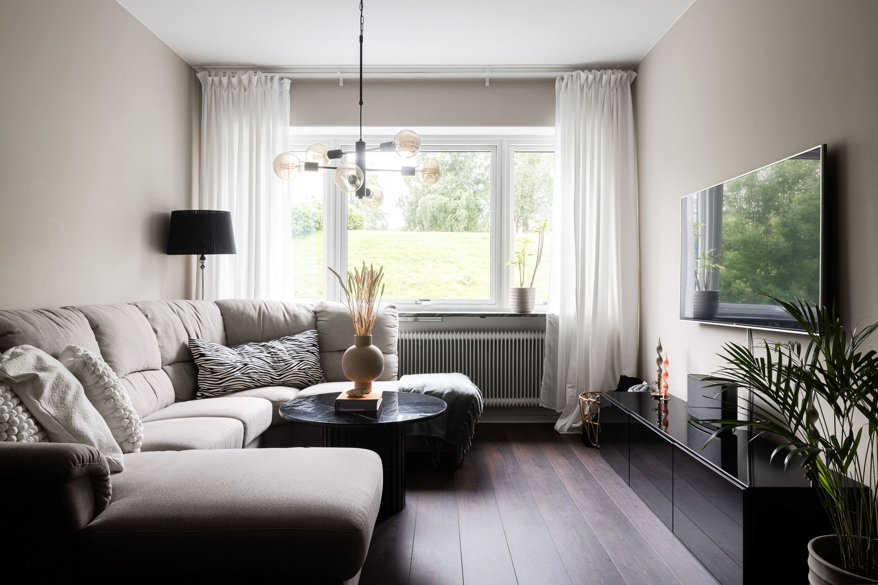 Vardagsrummet har fönster som vetter mot den lugna innergården