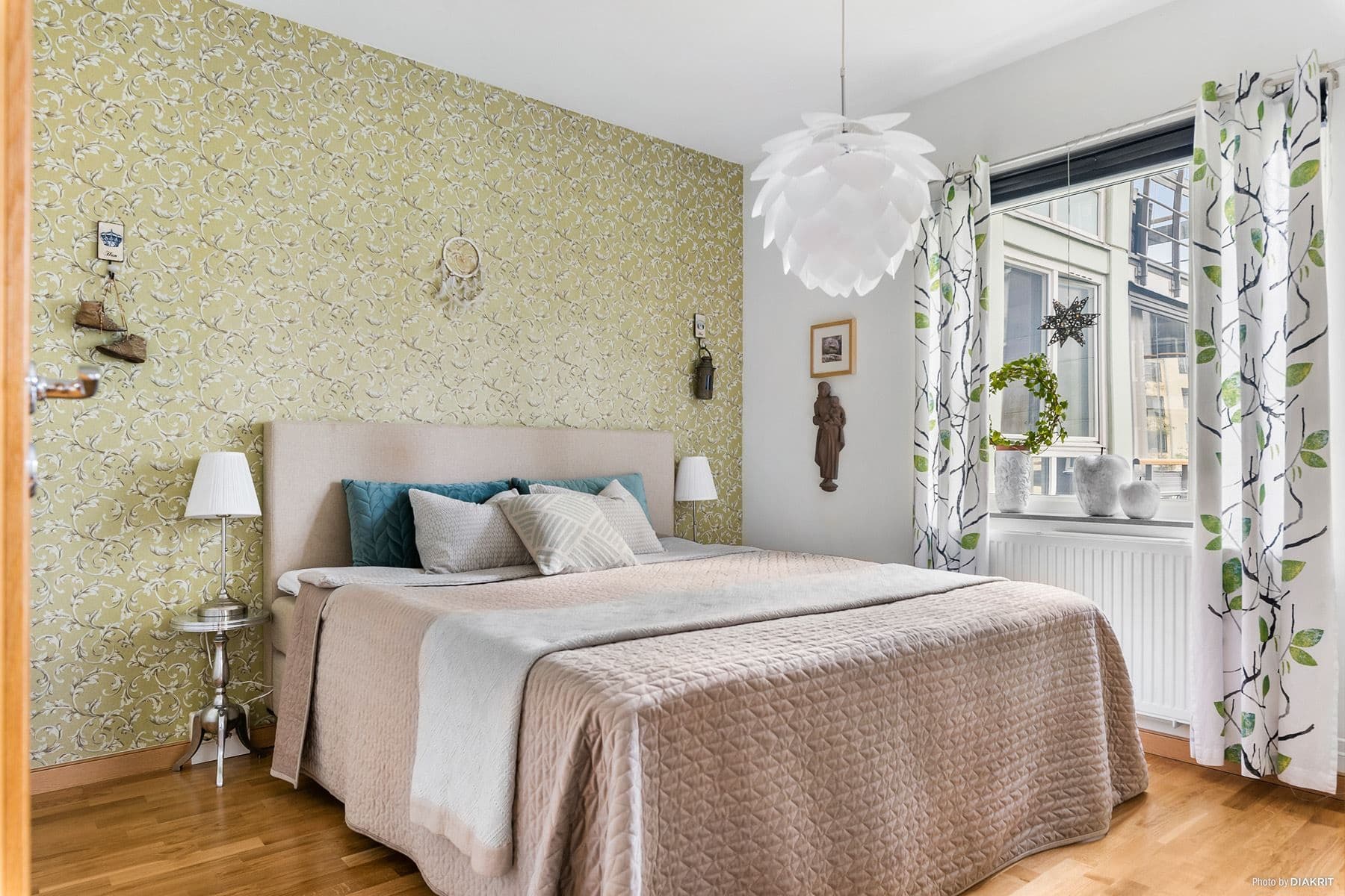 Sovrum med plats för en större säng