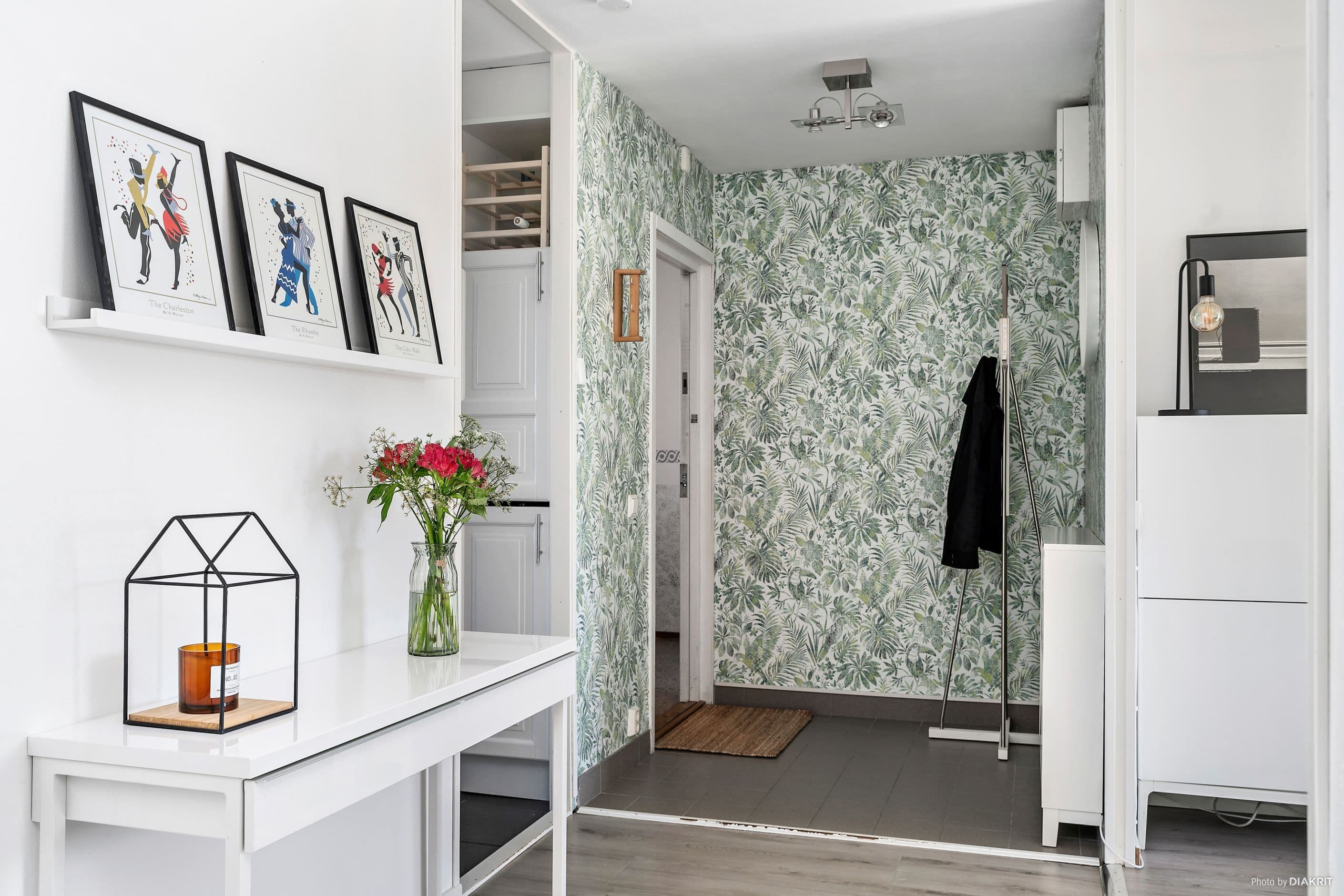 Rymlig hall med avhängning