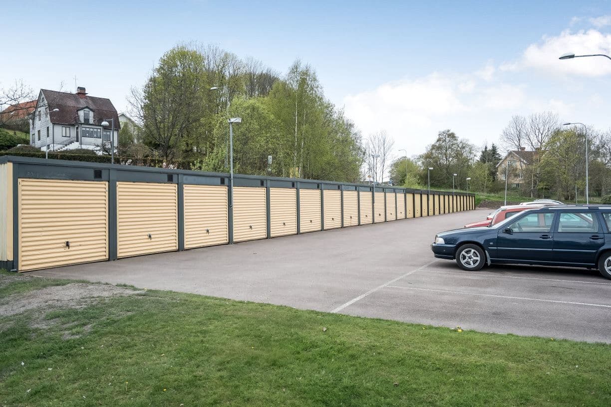 Både garage och parkering kan erbjudas till billig peng!