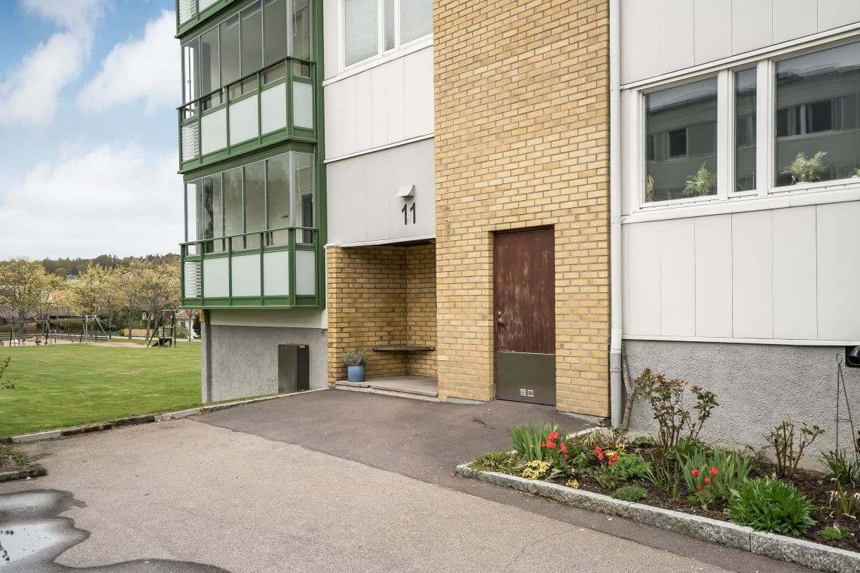 Entrén till Västra Gunnesgärde 11