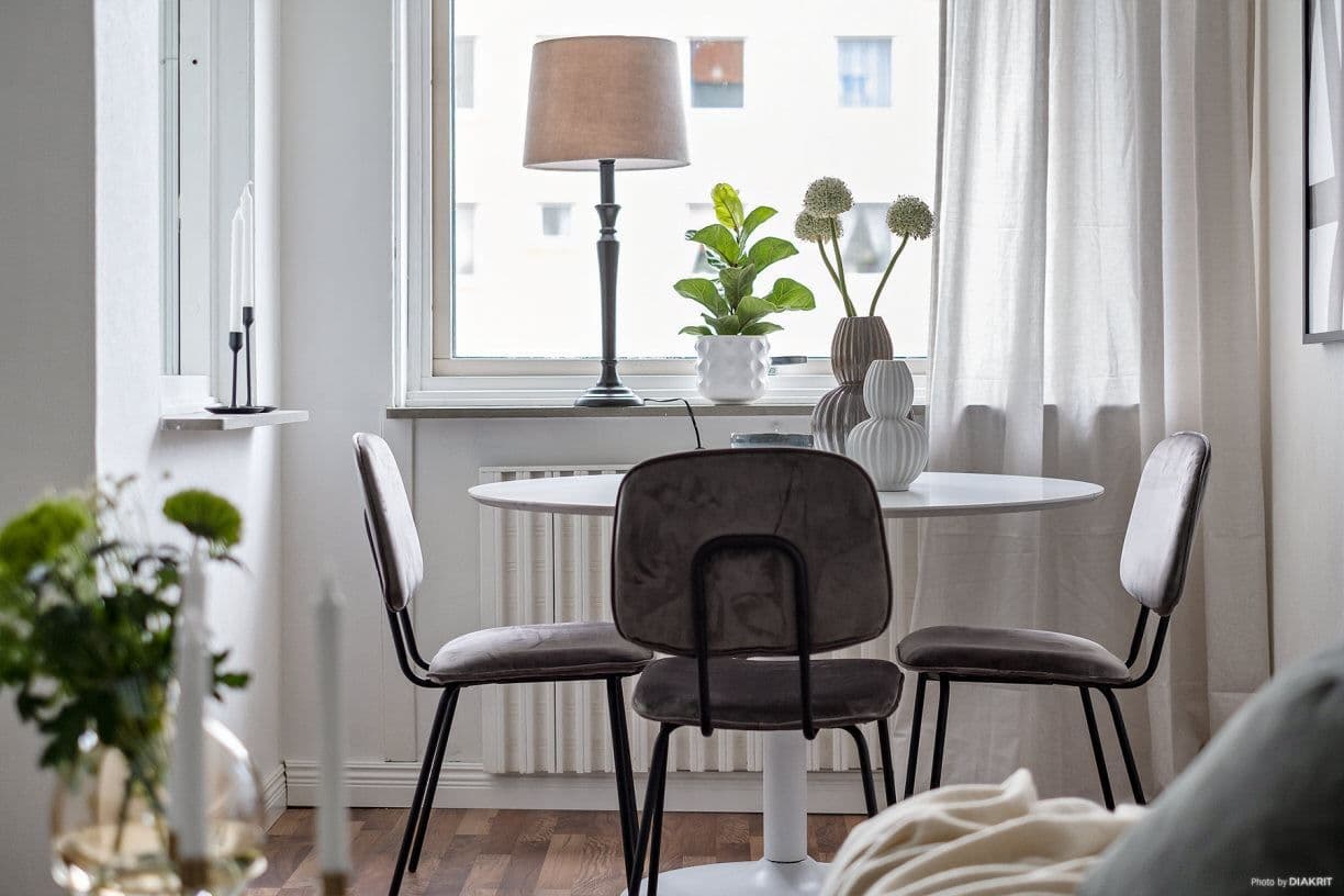 Matbord intill fönstret