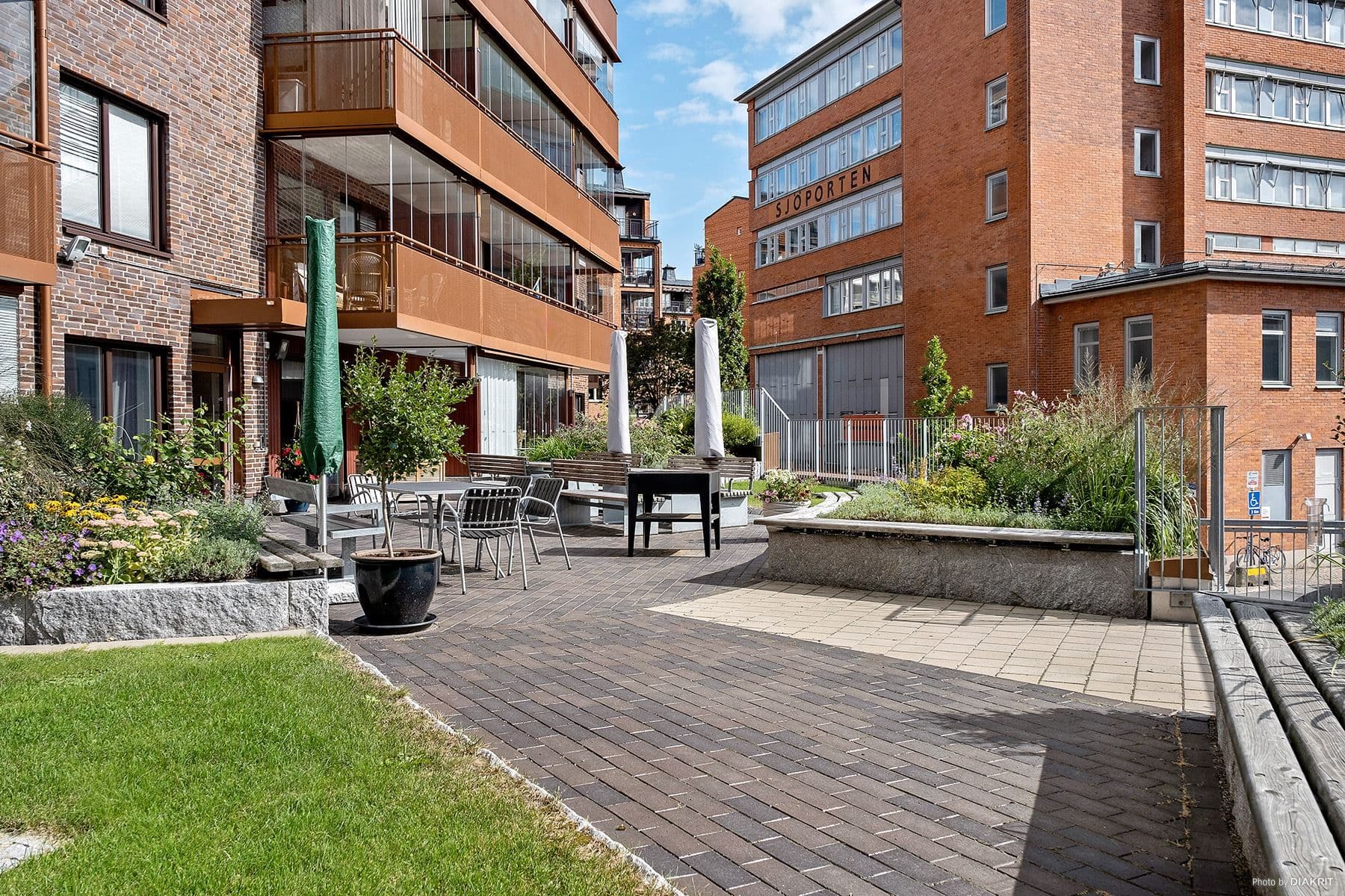 "Egen" upphöjd innergård med grillplats, rabatter & sittgrupper. I tegelbyggnaden ligger apotek m.m