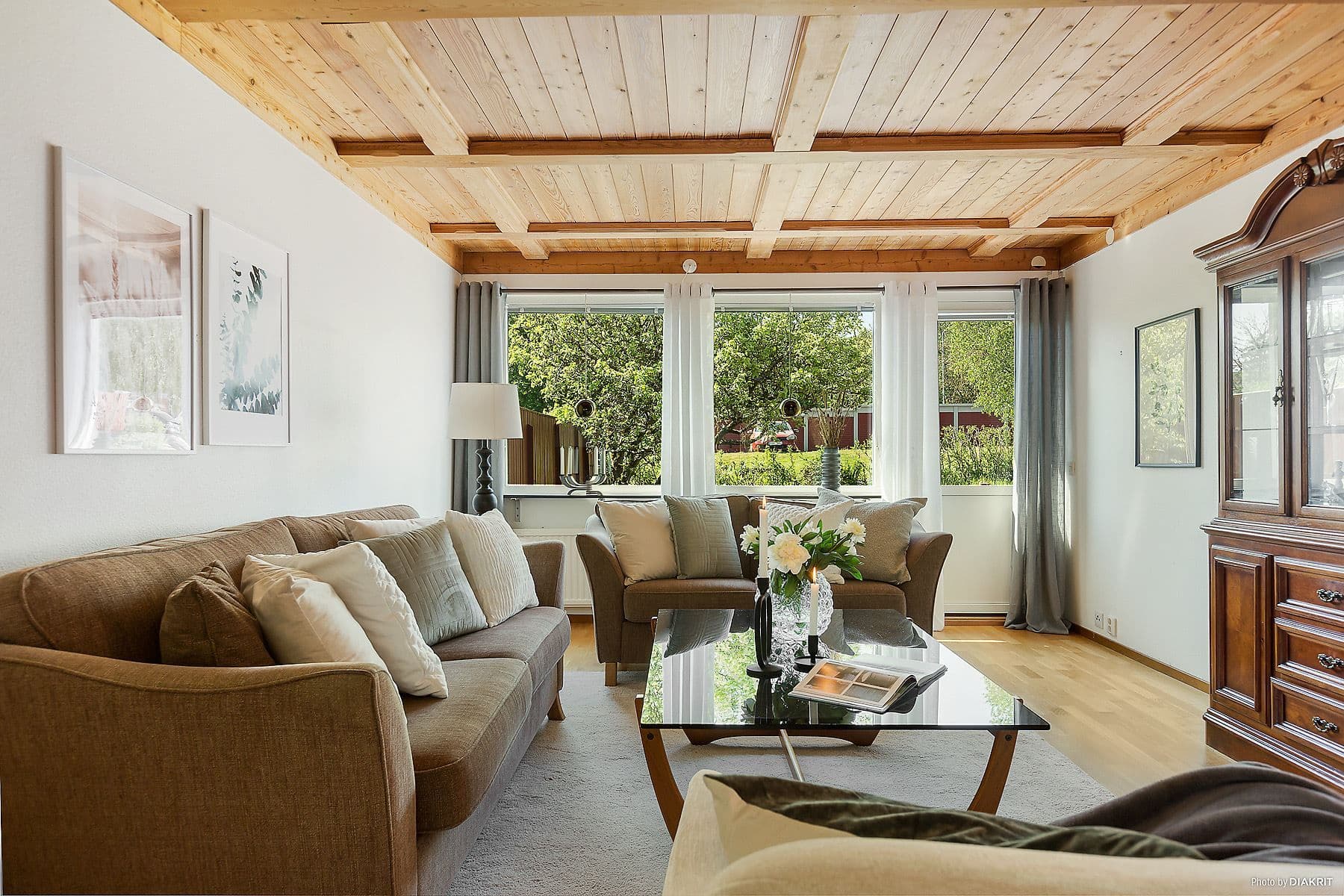 Stort vardagsrum med plats för soffa och annat
