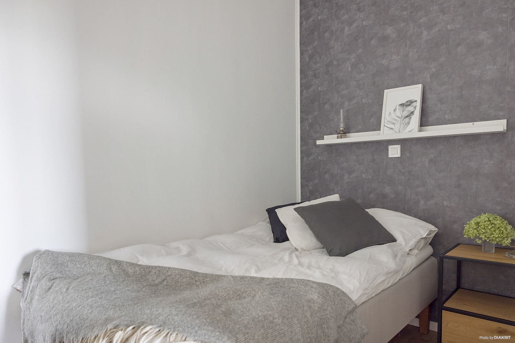 Plats för säng och ett litet sängbord