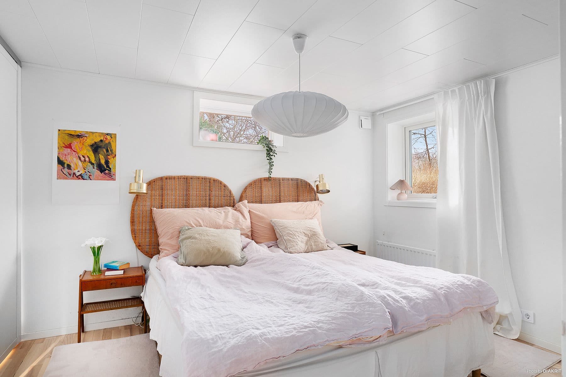 Master bedroom i källarplan med förvaring i garderober