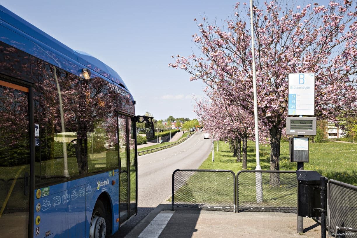 17 bussen tar cirka 20 minuter till Nordstan