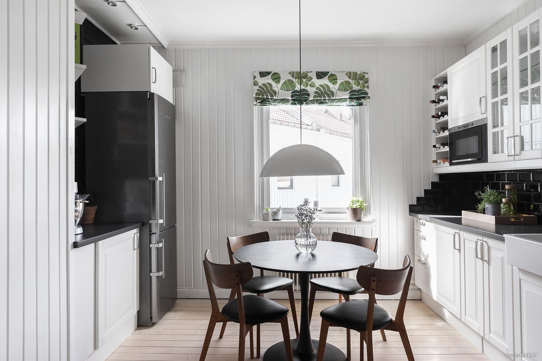 Kök med gott om arbetsyta och förvaring