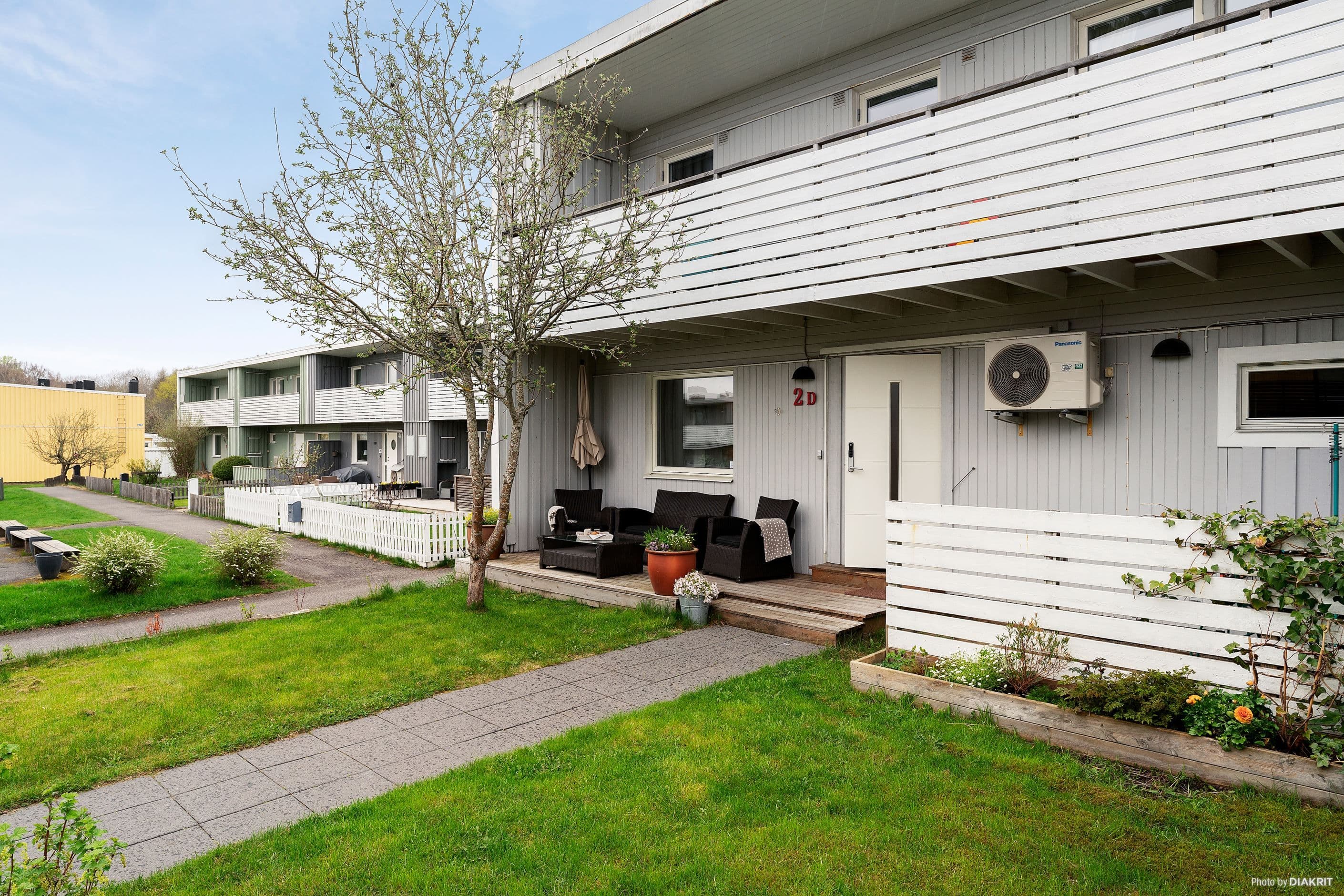 Grönskande framsida med plats för sittgrupp