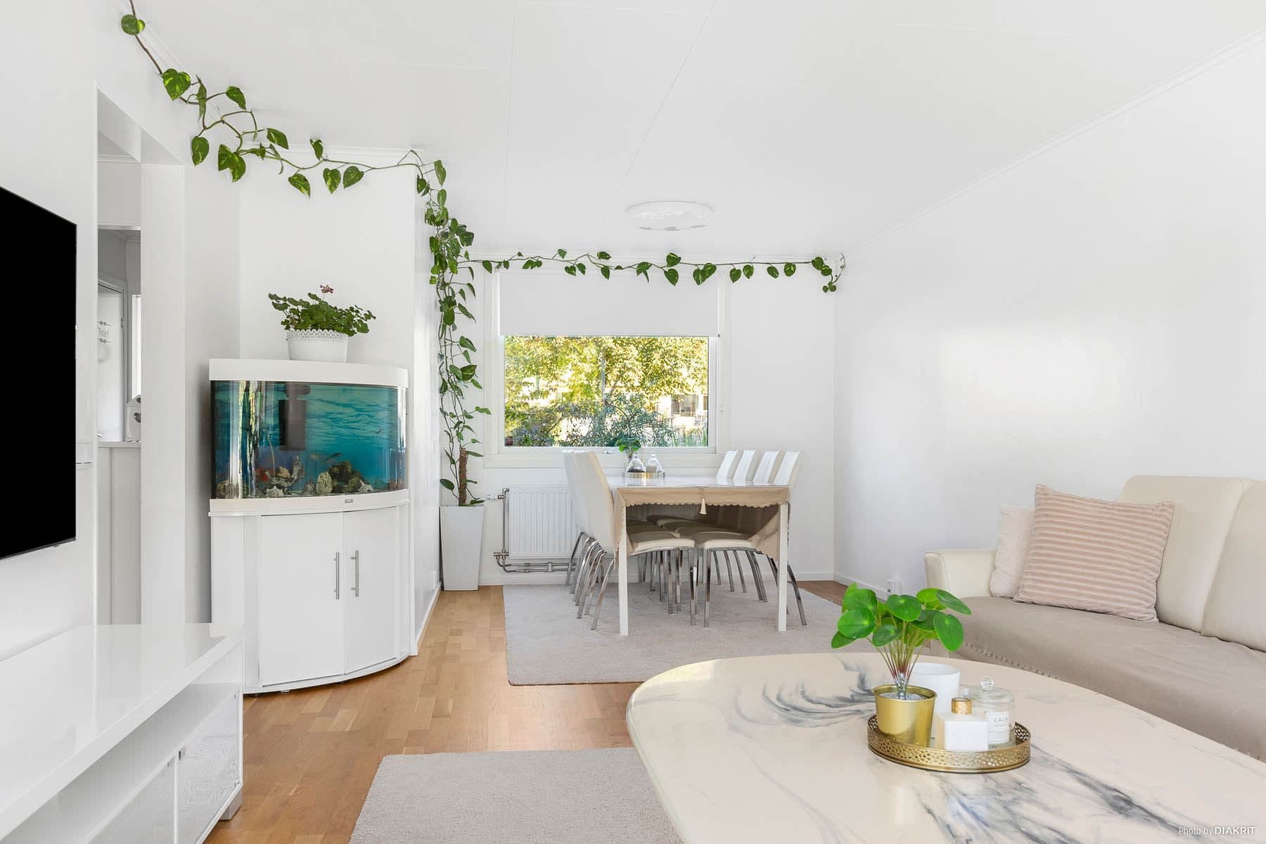 Plats för stor soffa och matbord intill fönstret