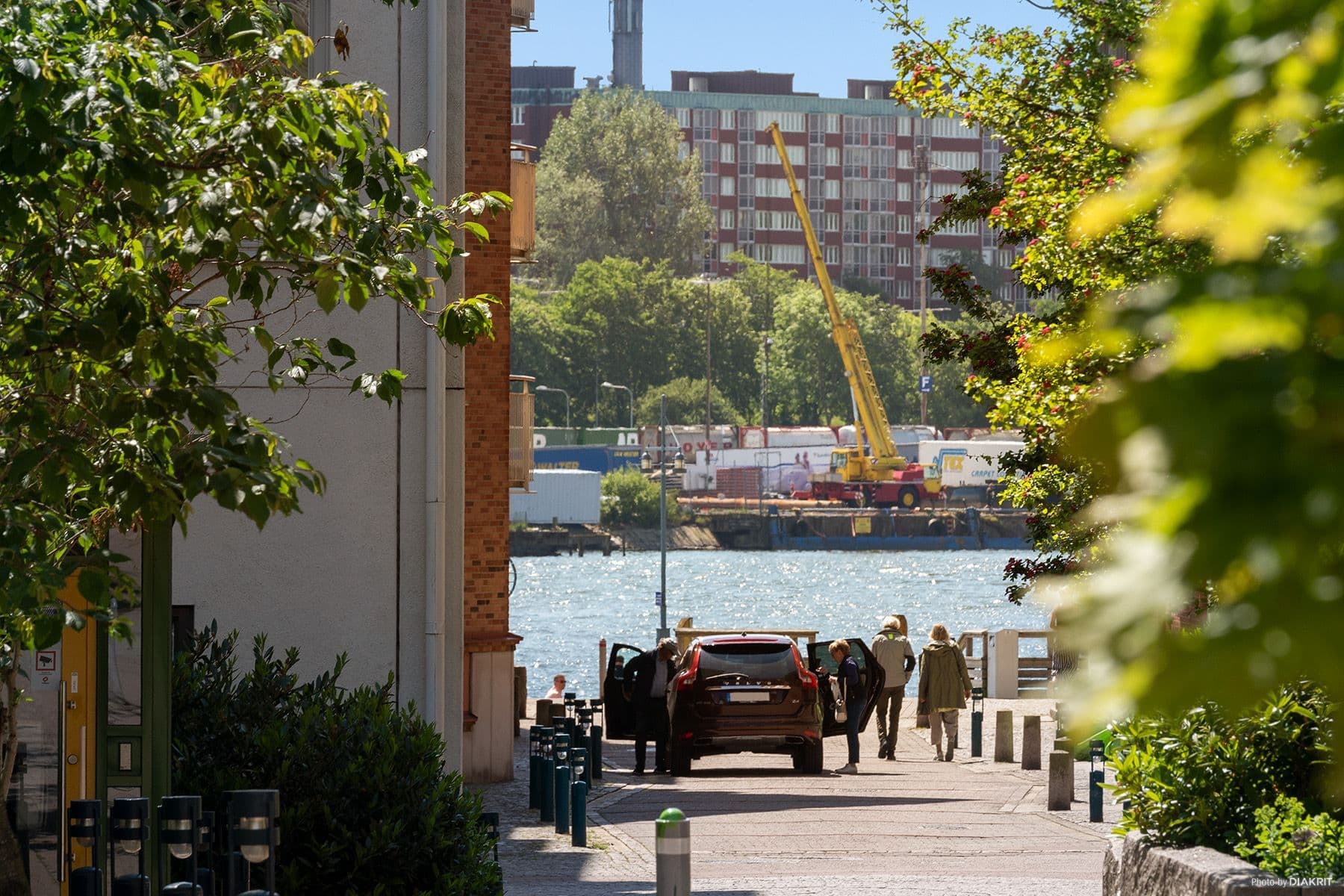 En kort promenad och du är nere på kajen med allt härligt som finns här utsikt ner mot vattnet