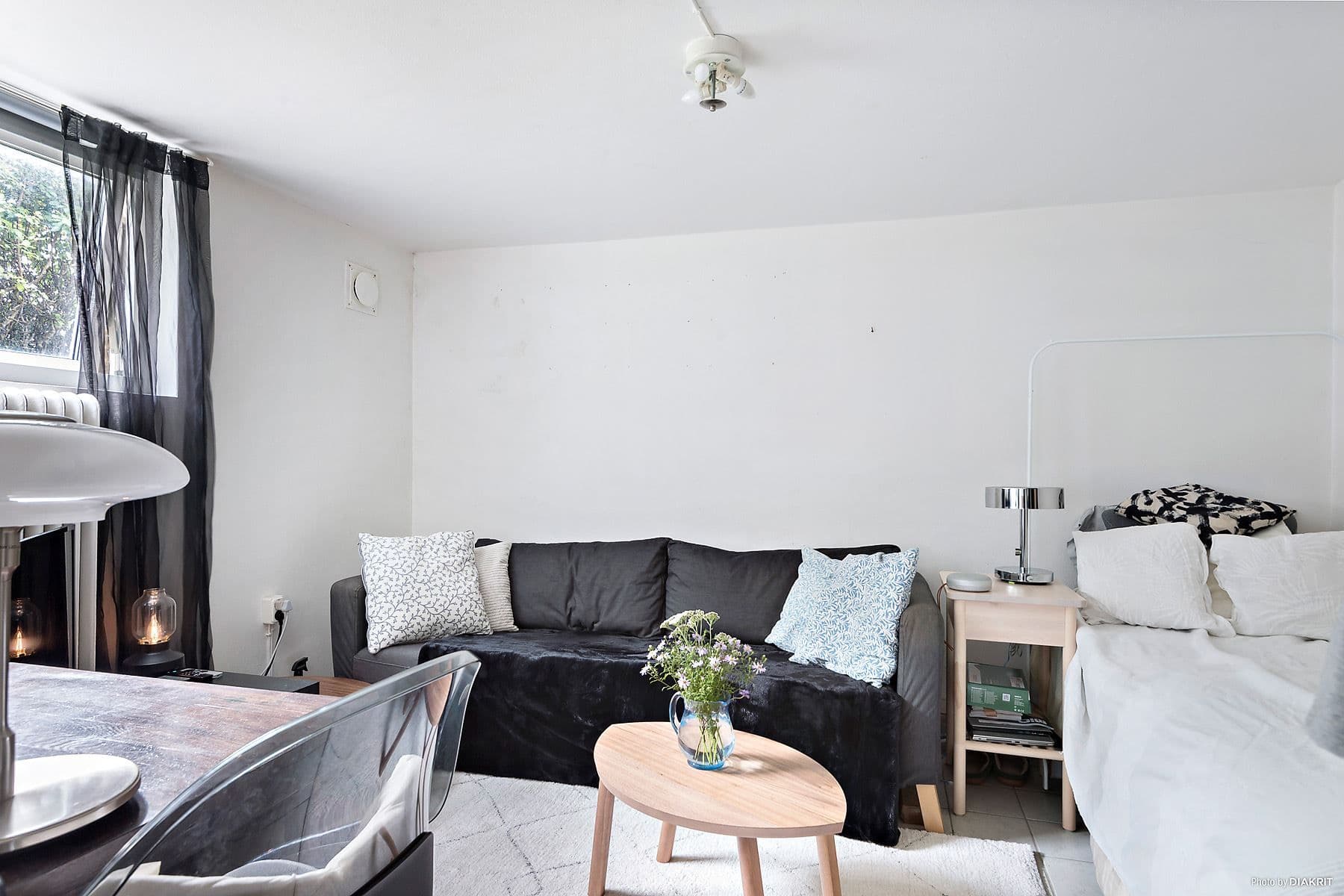 ...vardagsrum med plats för soffa och säng