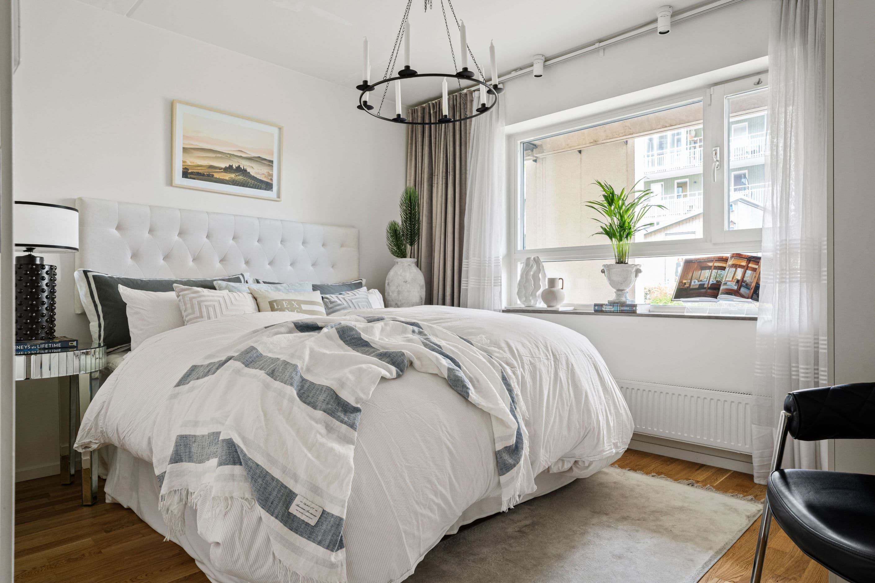 Rymligt sovrum med plats för dubbelsäng enkelt