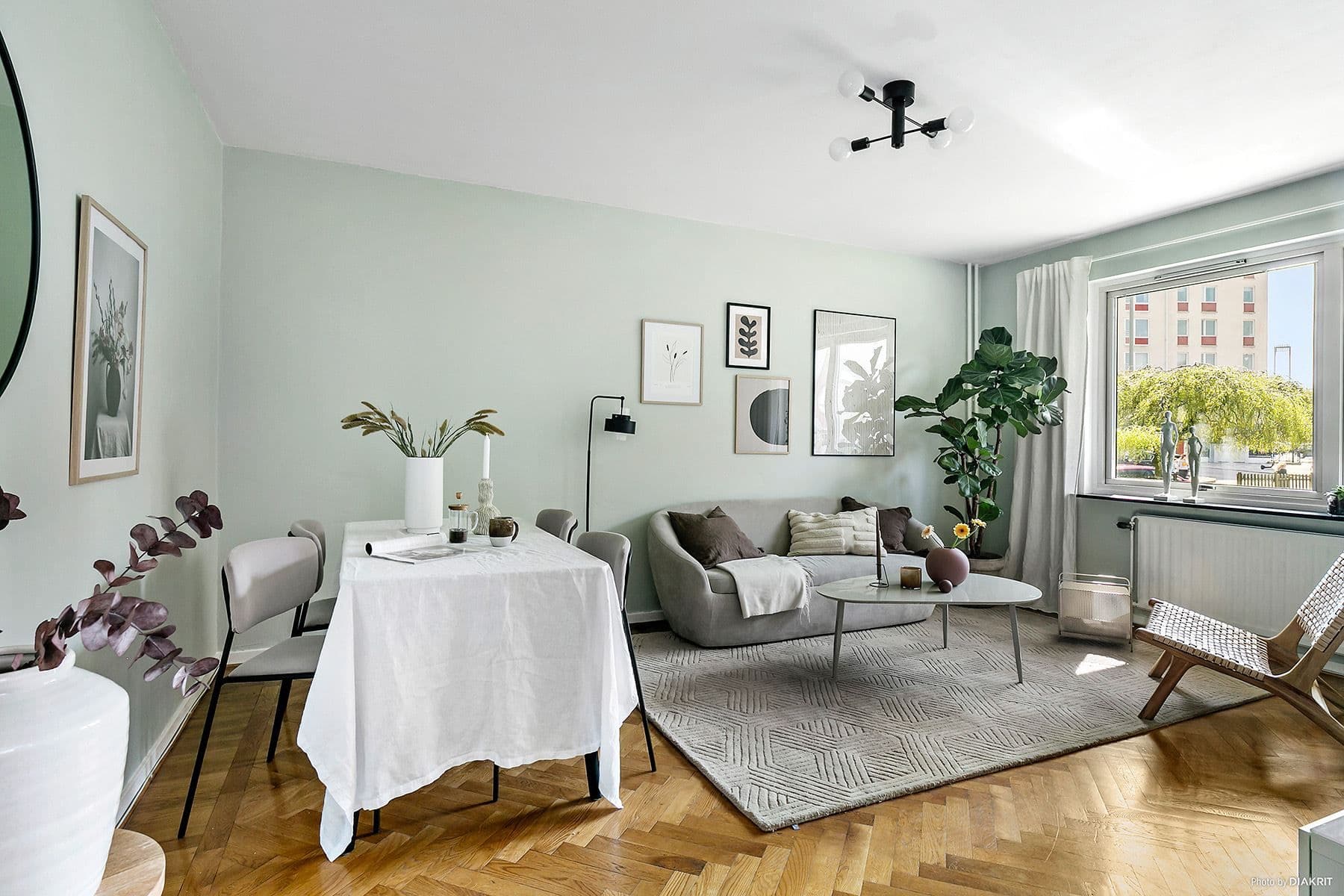 Rymligt vardagsrum med plats för matbord och soffa