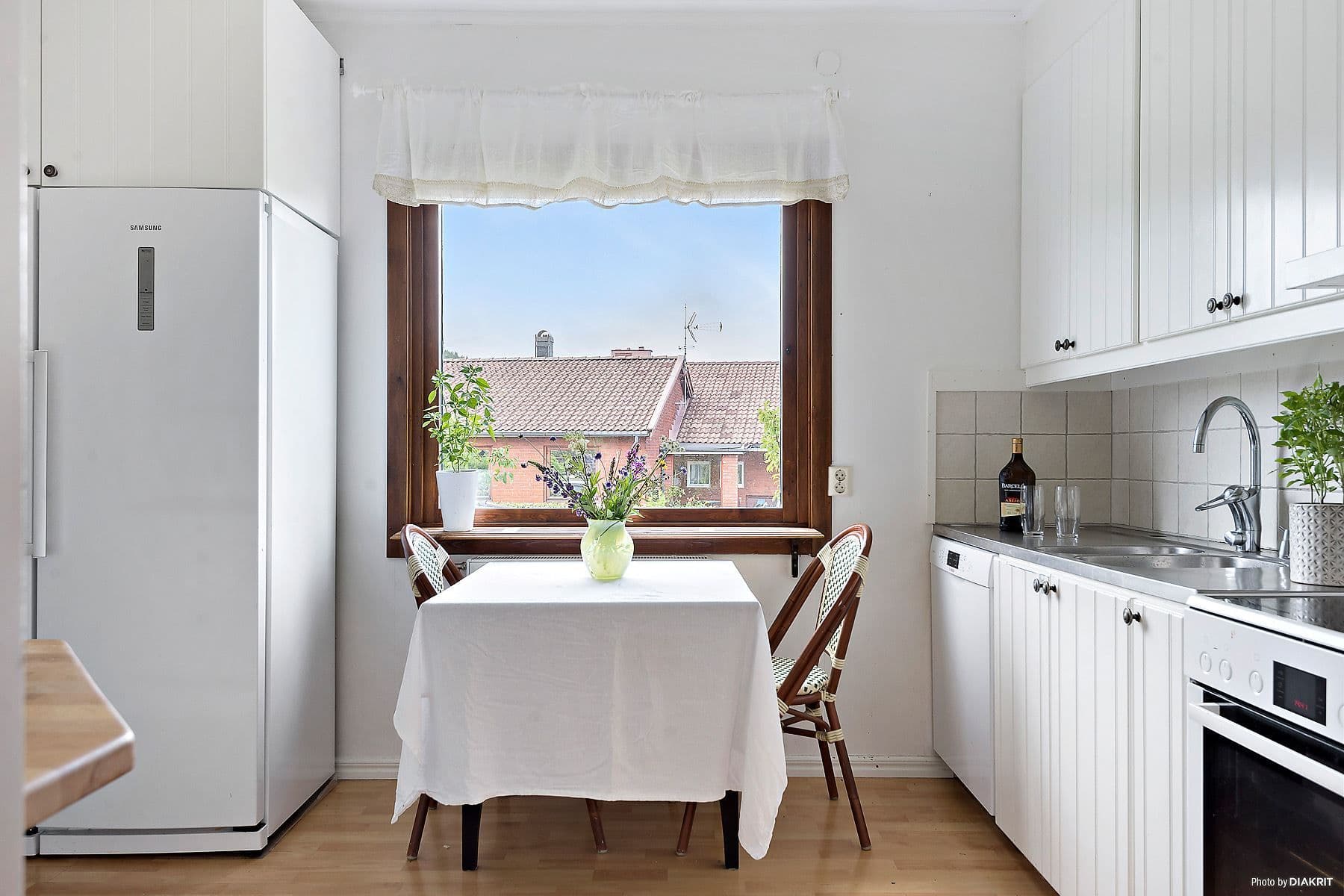 Plats för matbord intill fönstret