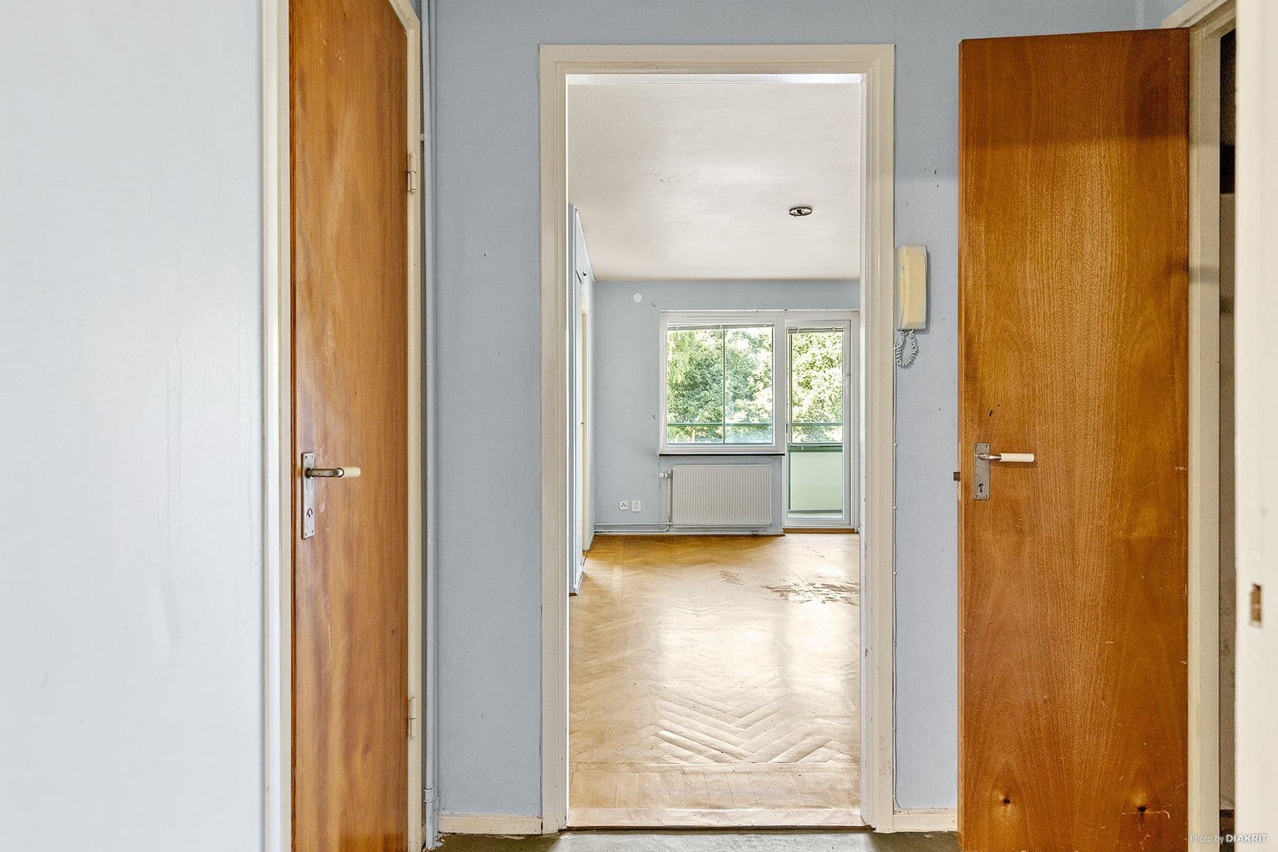 Hall med rymlig klädkammare till höger