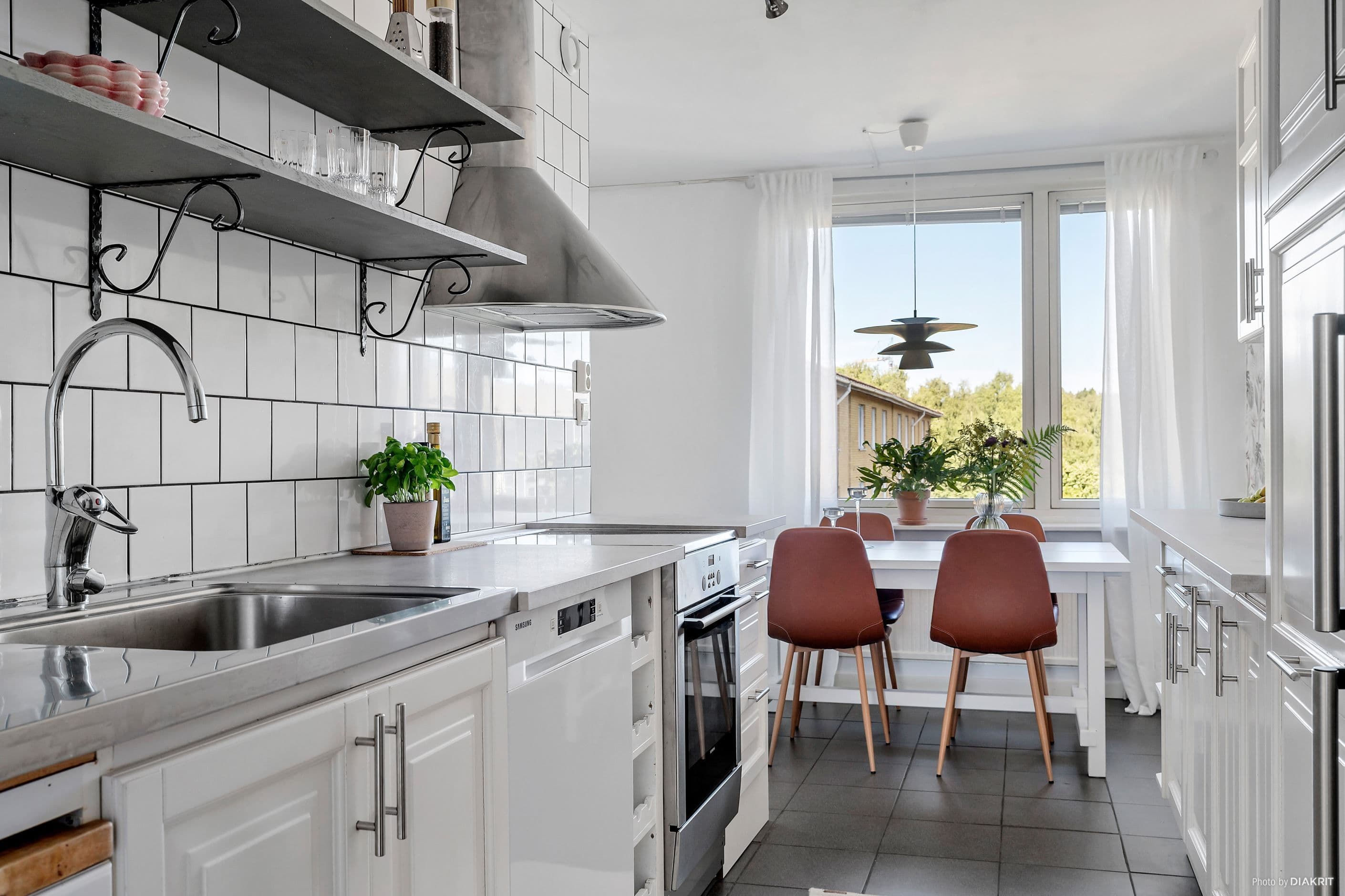 Ljust och trevligt kök med plats för matbord