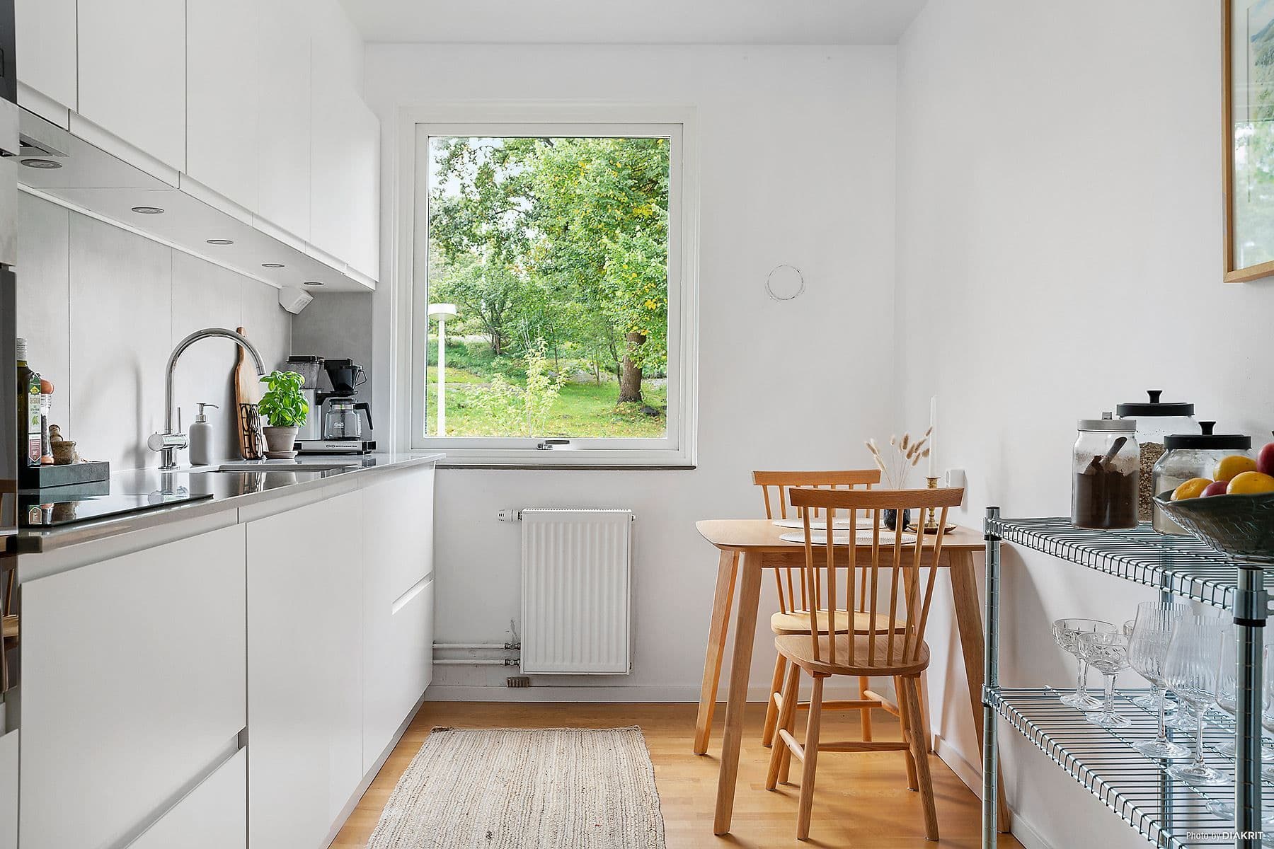 Renoverat kök med plats för matbord