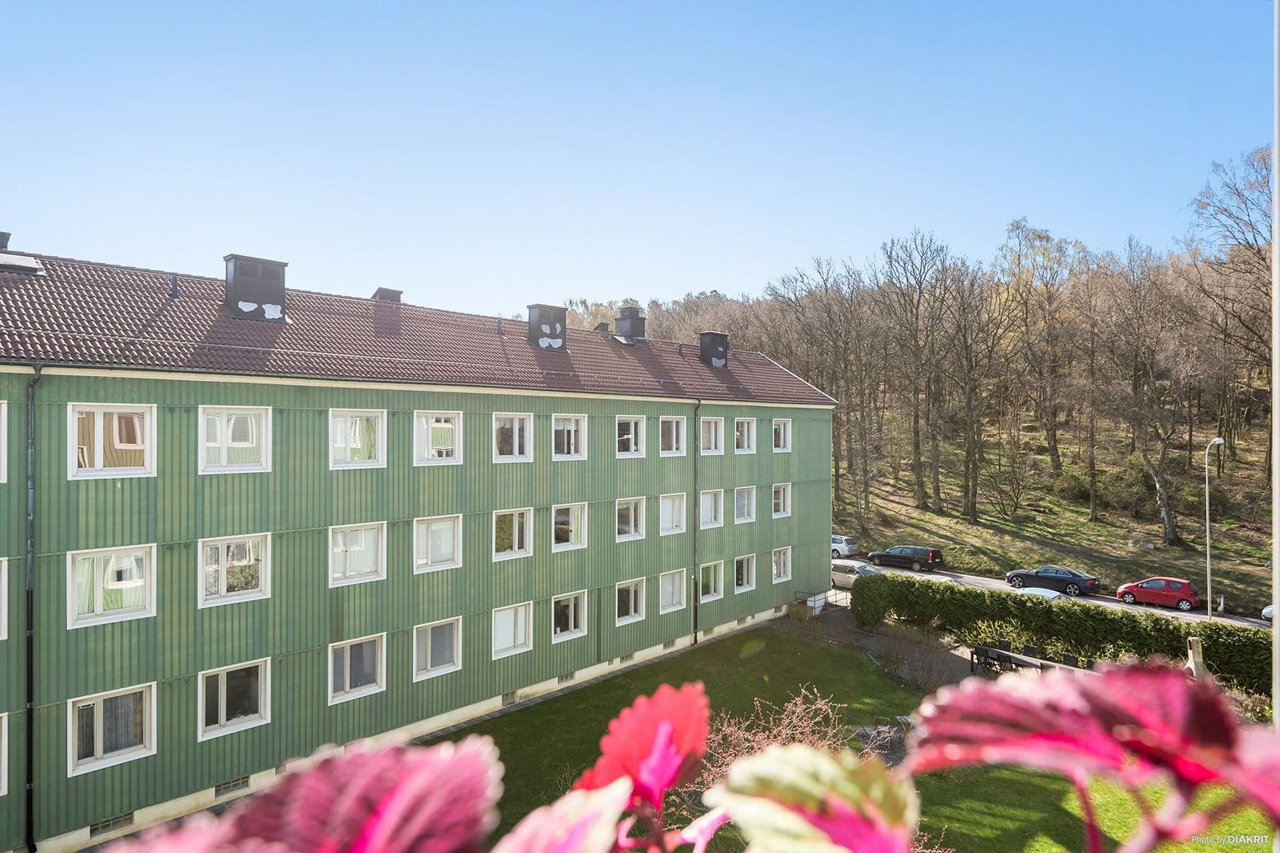 Utsikt från vardagsrumsfönstret över föreningens innergård och mot Ramberget