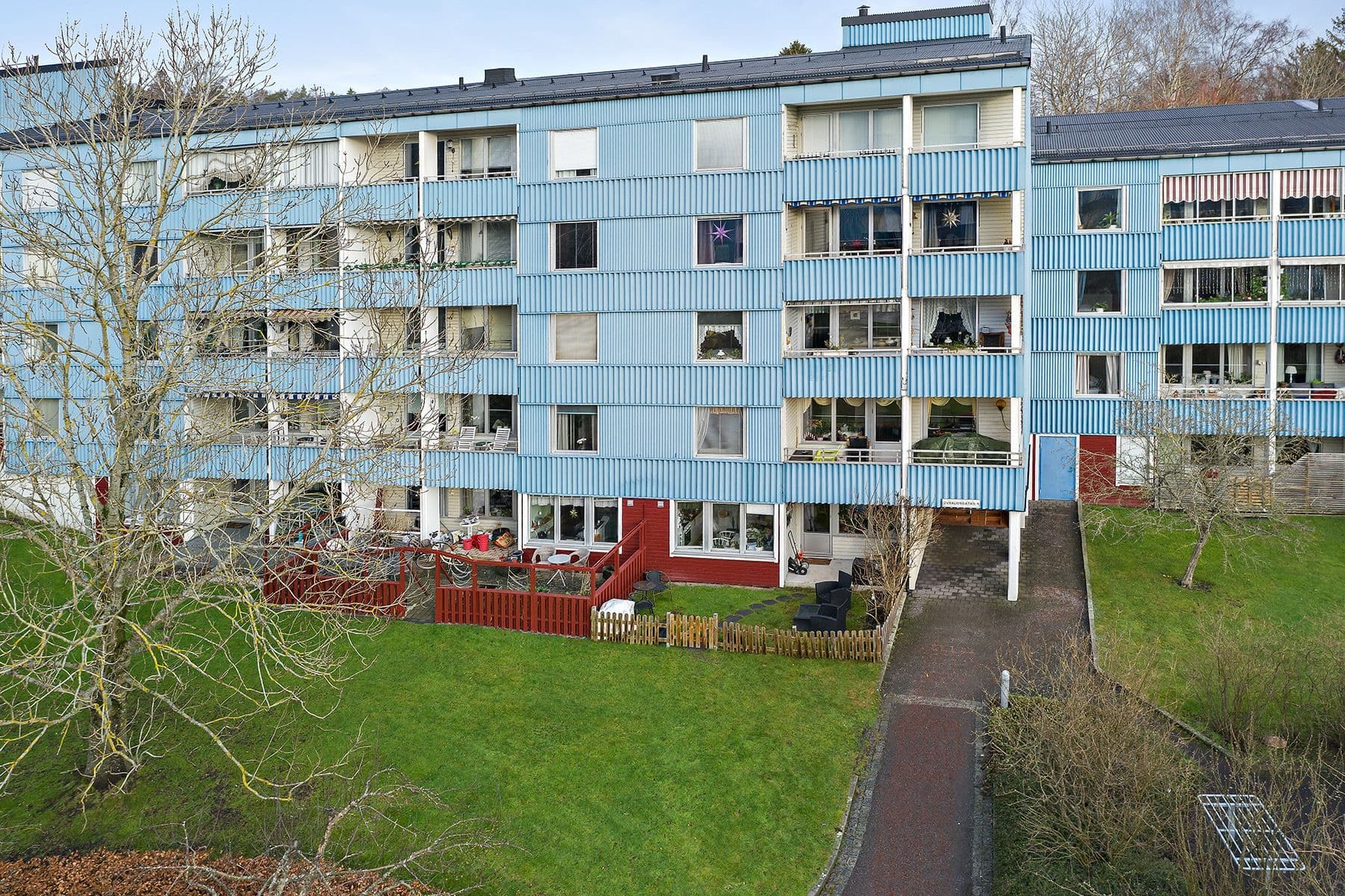 Grönskade uteplats i hörnläge