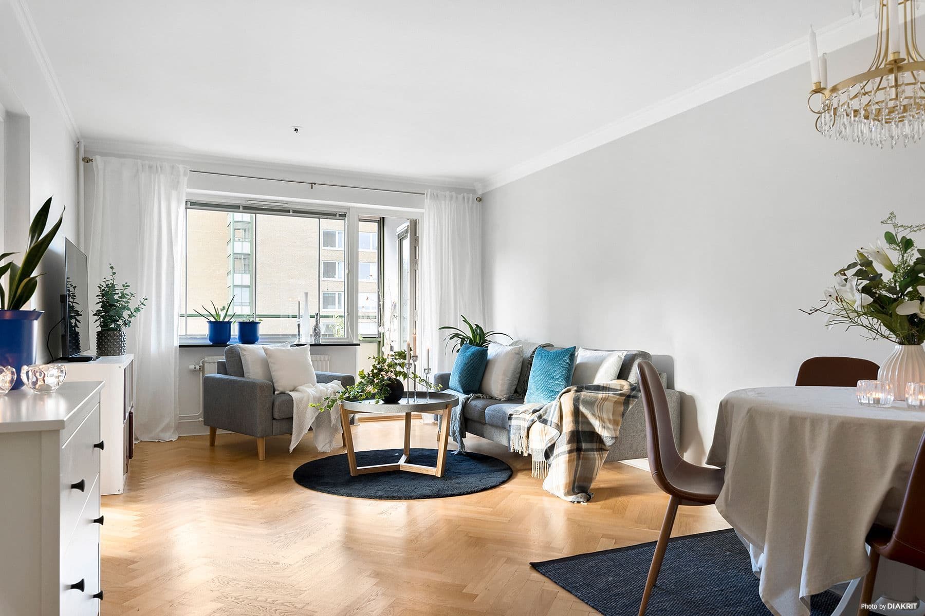 Här ryms både soffa och matbord