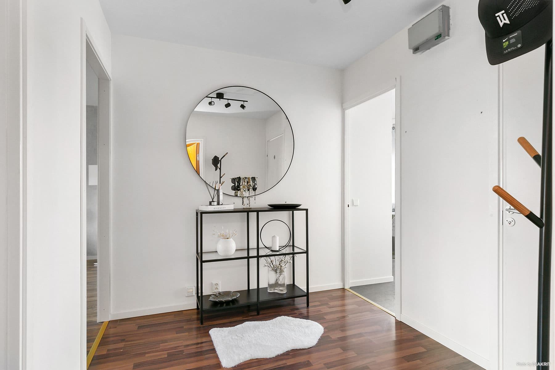 Stor och rymlig hall med gott om plats för sittmöbel