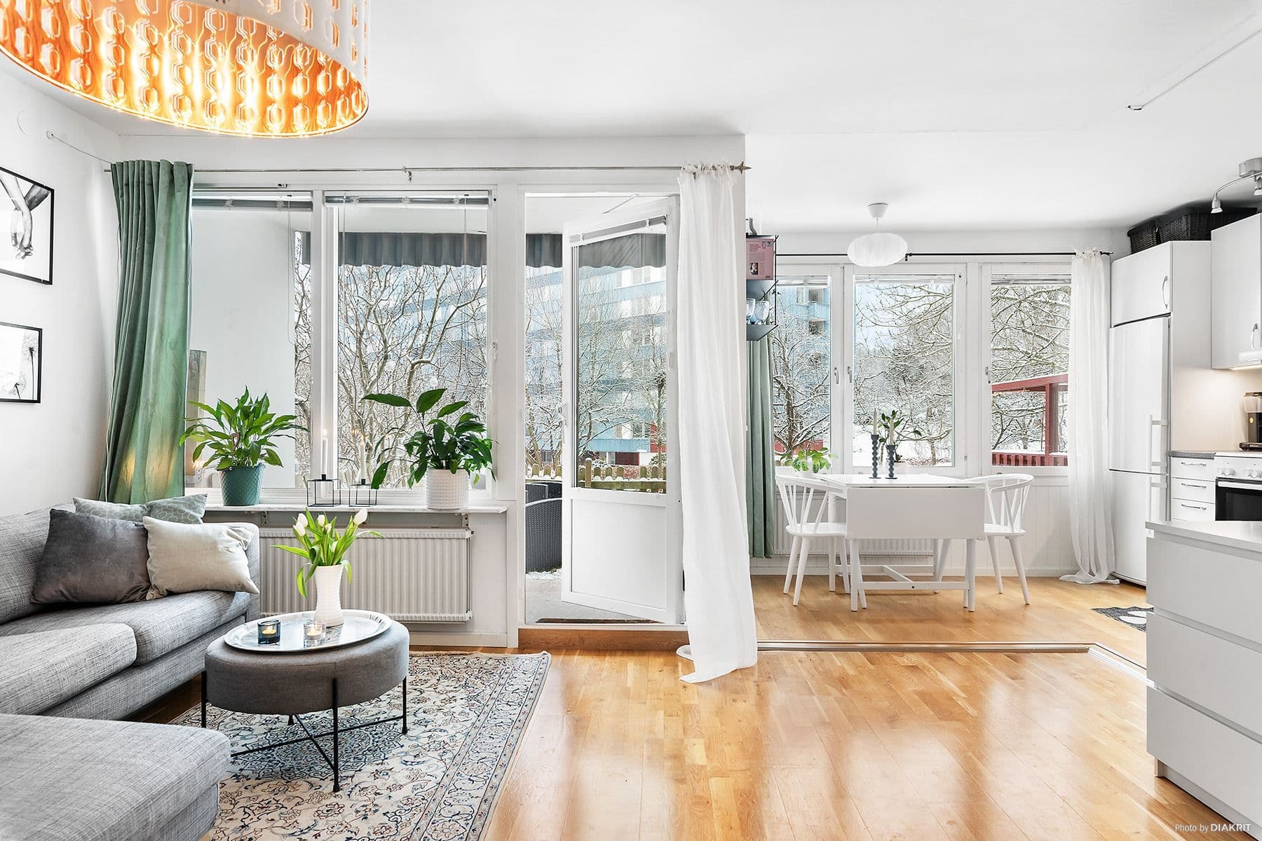 Gott om ljusinsläpp och utgång till uteplatsen