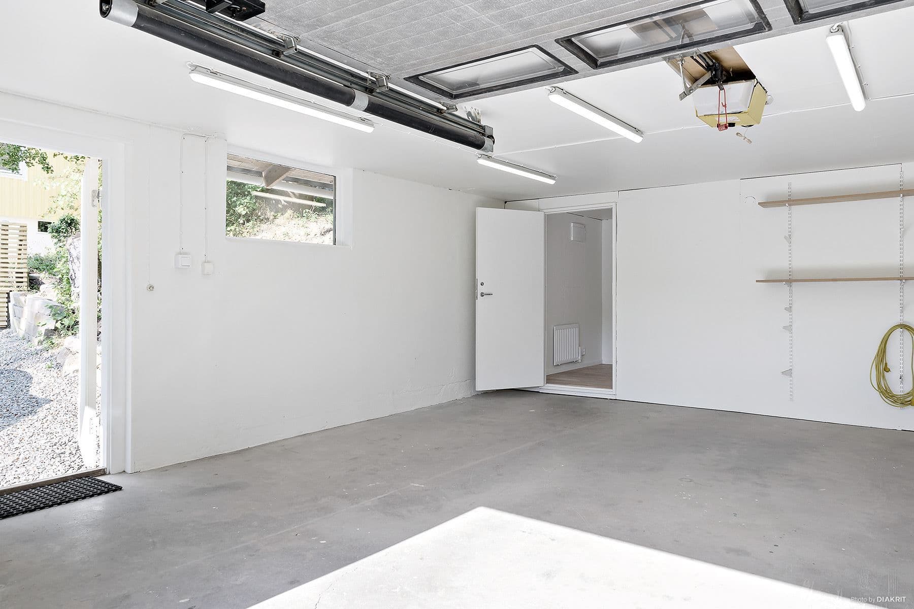 Garaget är stort och har ett litet rum längst in