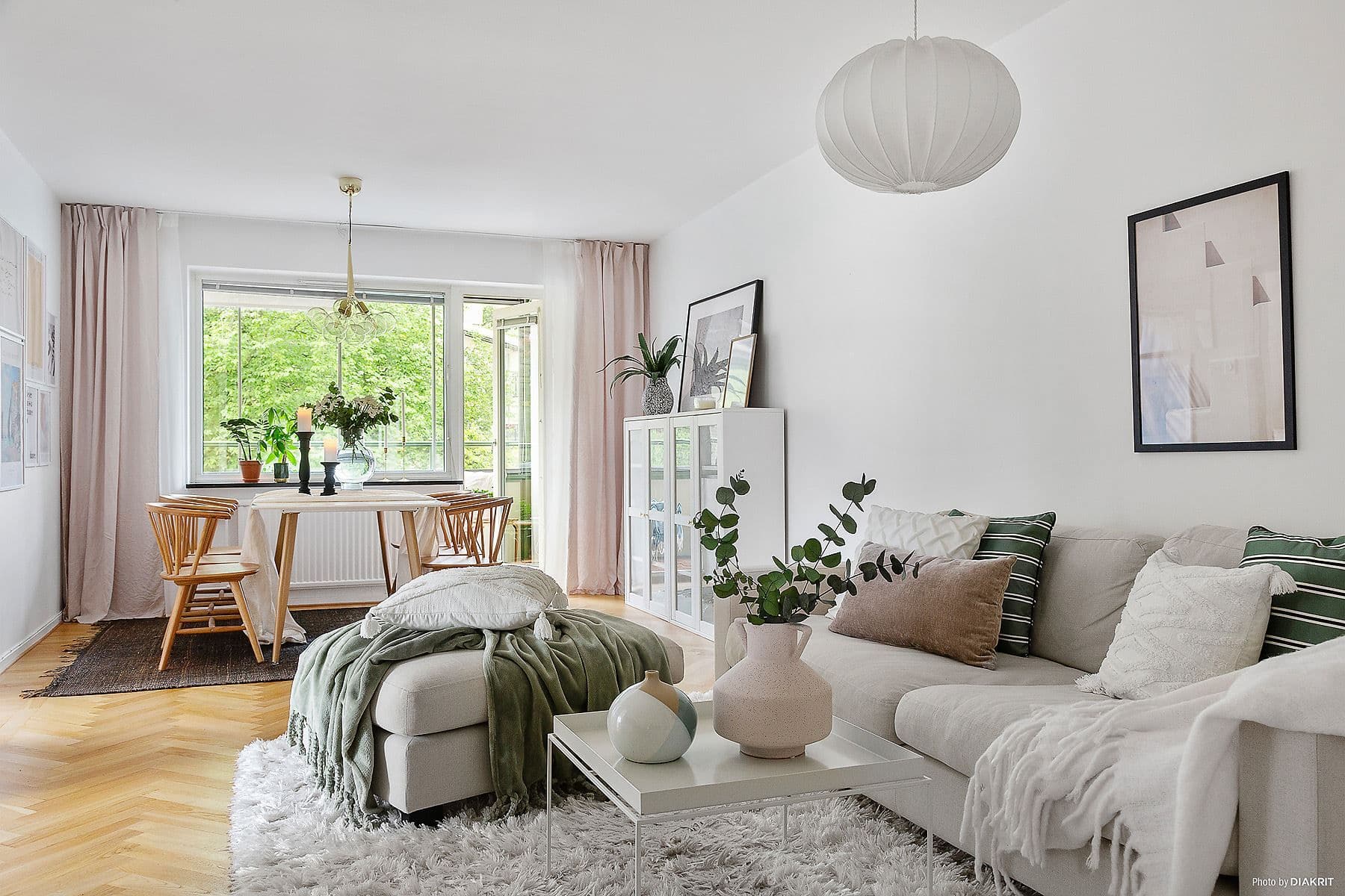 Stort vardagsrum med plats för soffa och matbord
