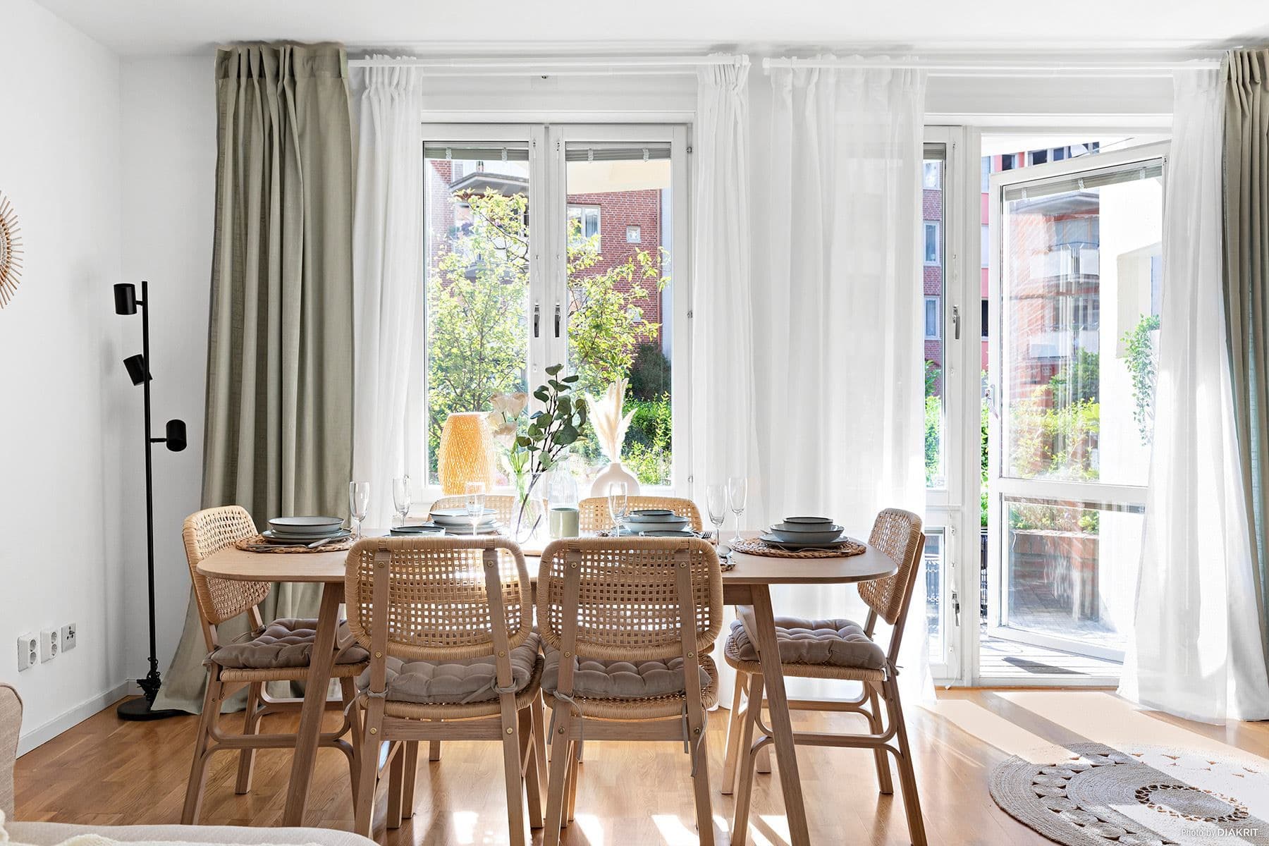 Ljust och rymligt vardagsrum med plats för ett stort matbord