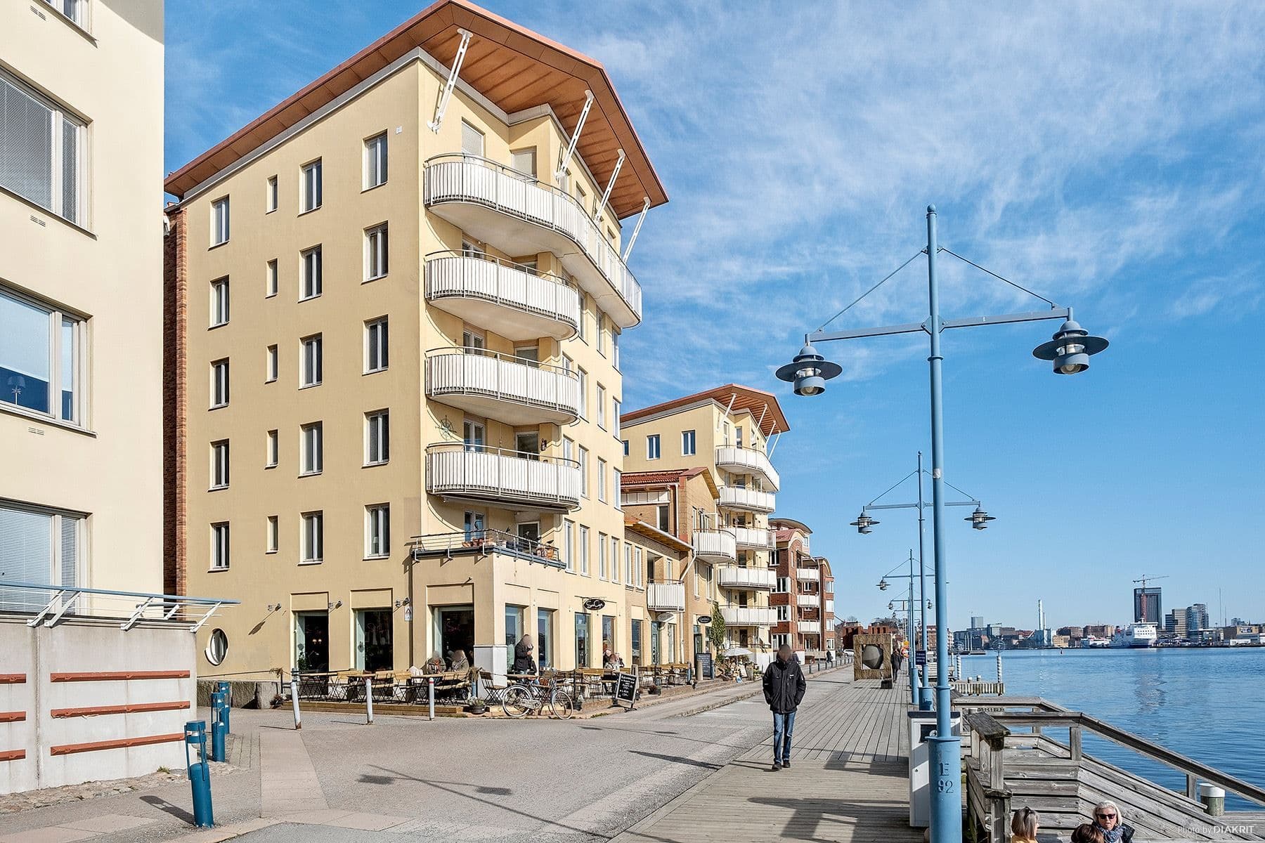 100 meter så kommer du ner till detta