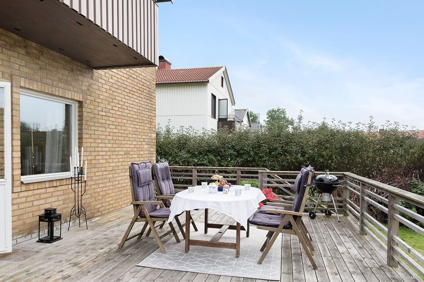 Stor altan med plats för sittgrupp i bästa solläge!