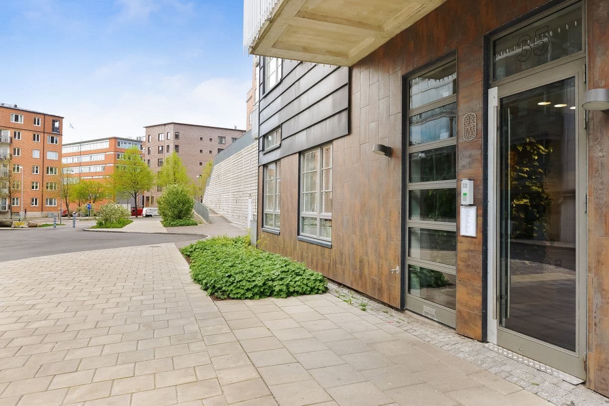 Kajpromenaden ligger en minut nedför gatan